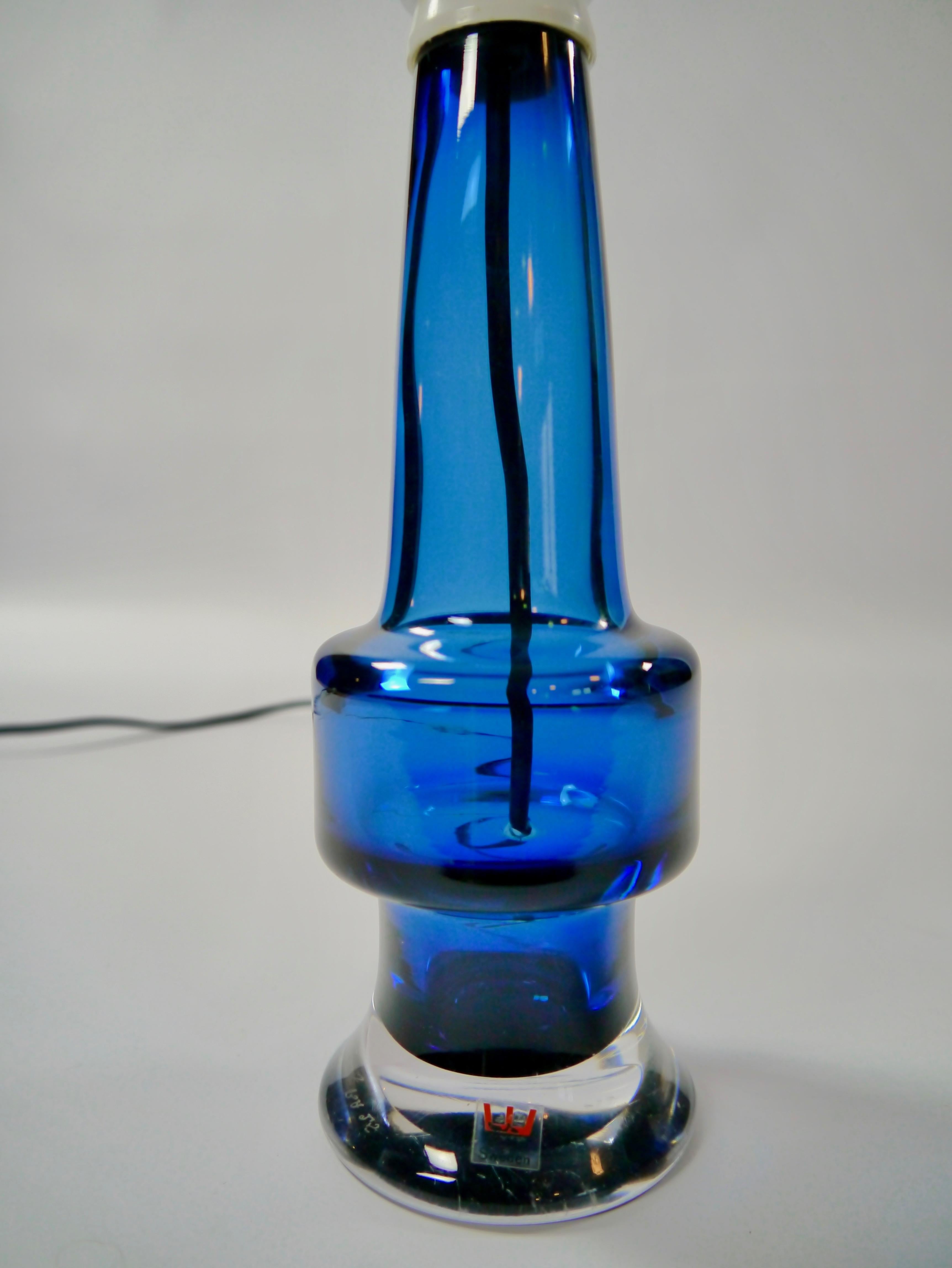 Lampe de table en cristal bleu royal par Kosta:: Suède:: années 1960 Bon état - En vente à Barcelona, ES