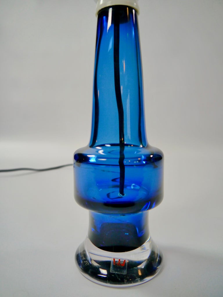 Royal Blue Full Crystal Table Lamp by Kosta, Sweden, 1960s In Good Condition For Sale In Barcelona, ES
