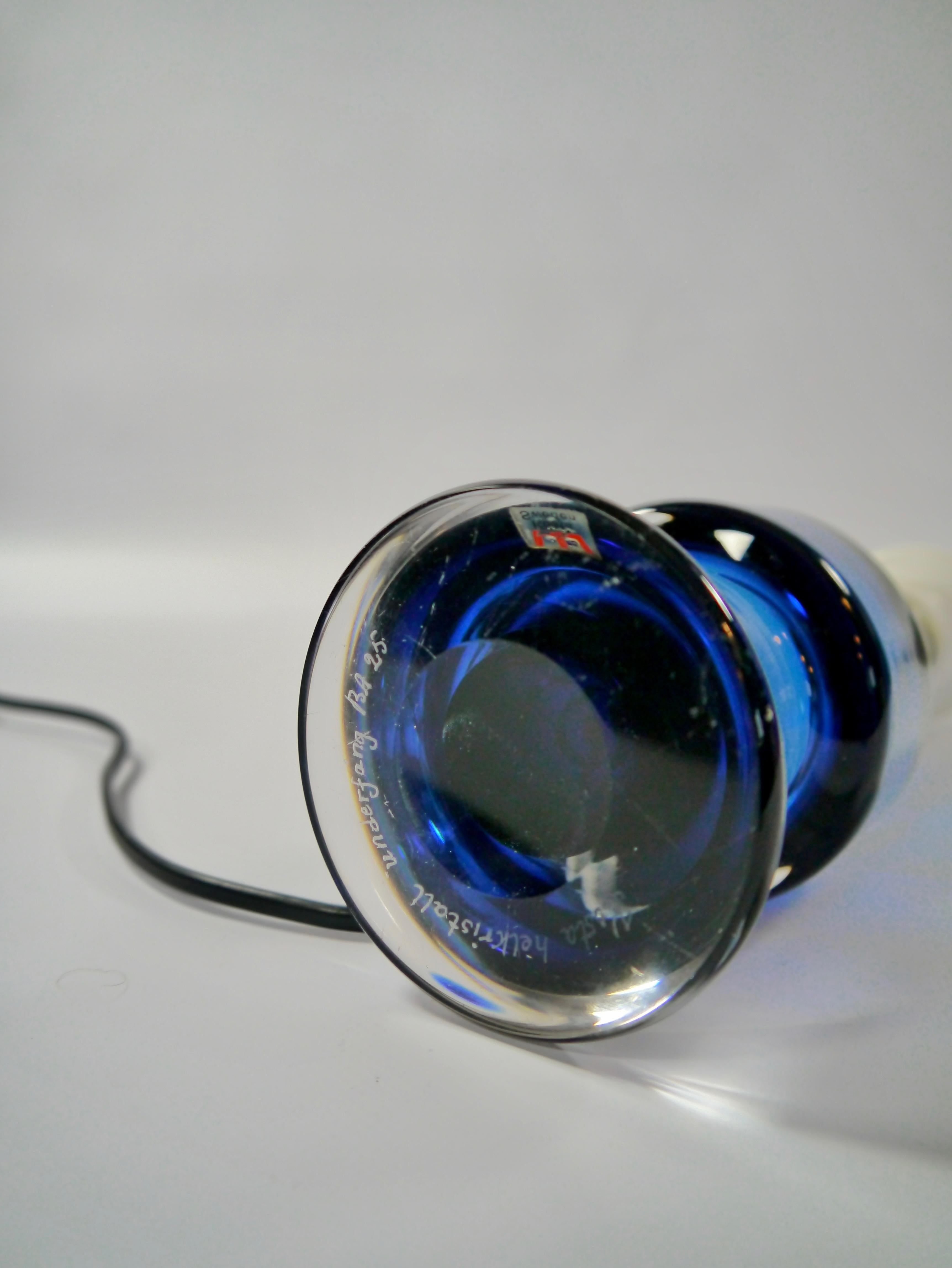 20ième siècle Lampe de table en cristal bleu royal par Kosta:: Suède:: années 1960 en vente