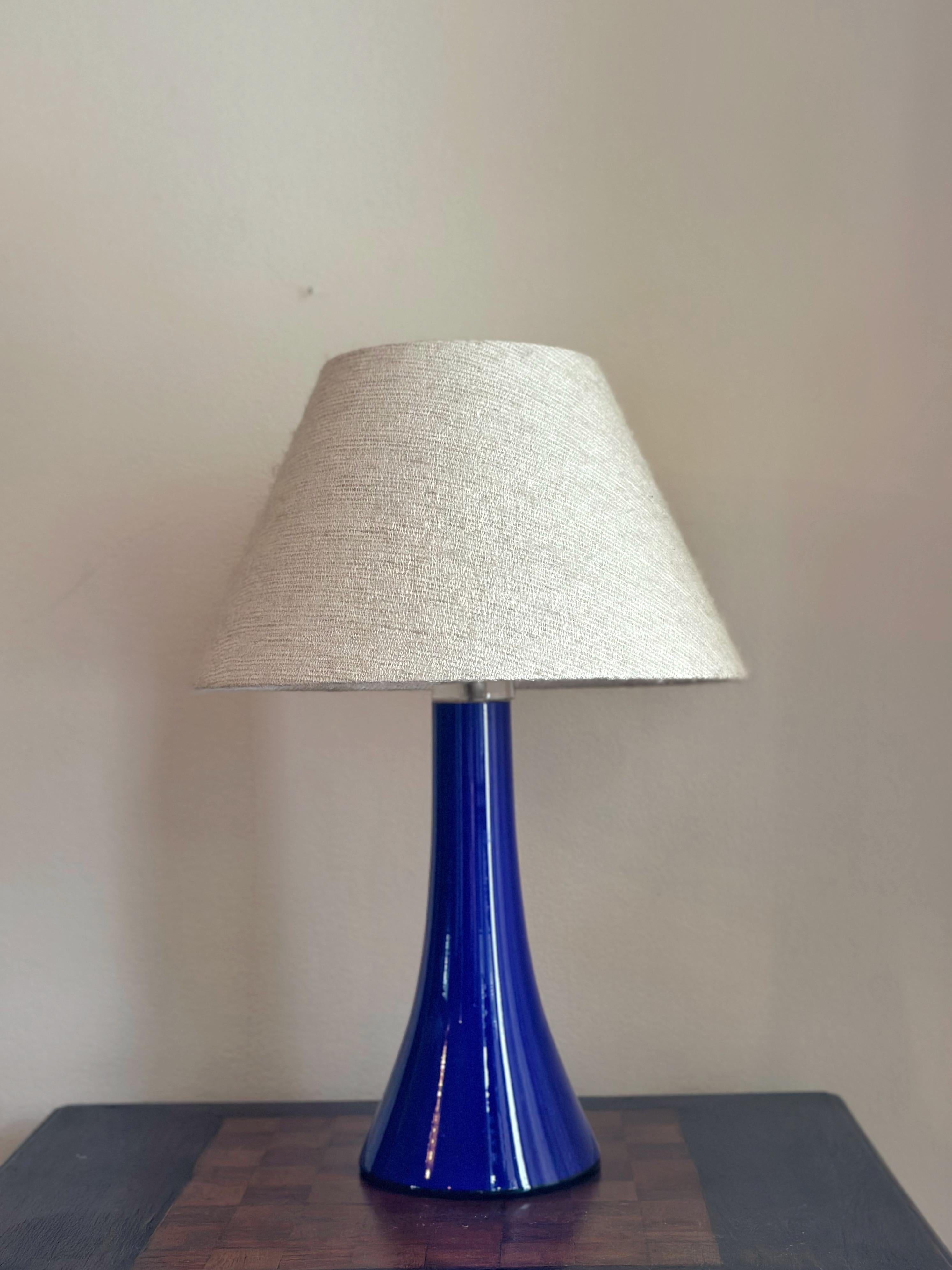 Mid-Century Modern Lampe de table du milieu du siècle A Klein Blue by Swedish Hyllinge en vente
