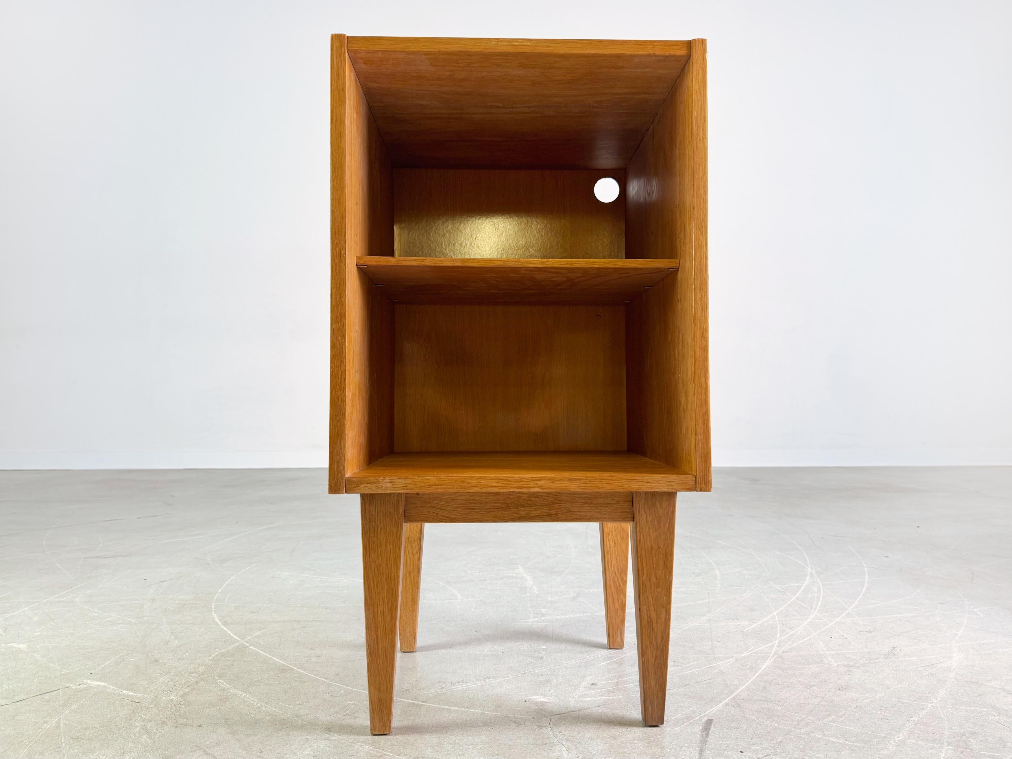 Ti offriamo un piccolo e raffinato Beistelltisch Vintage degli anni '60 da acquistare. Das Möbel lässt sich ideal als Nachttisch verwenden und weist eine wunderschöne Patina im alten Eichenholz auf.

Zustand: Guter gebrauchter Zustand mit