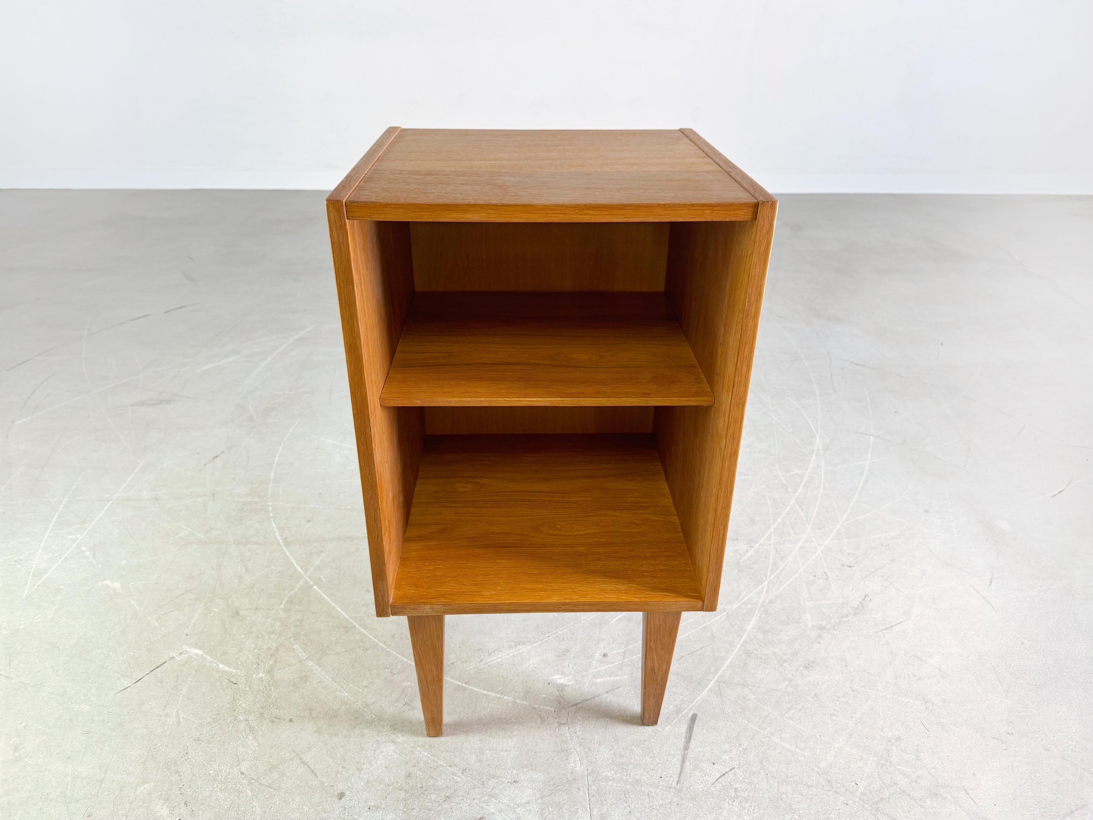 Mid-Century moderno Klein Midcentury Kommode Nachttisch Eiche Vintage Beistelltisch in vendita