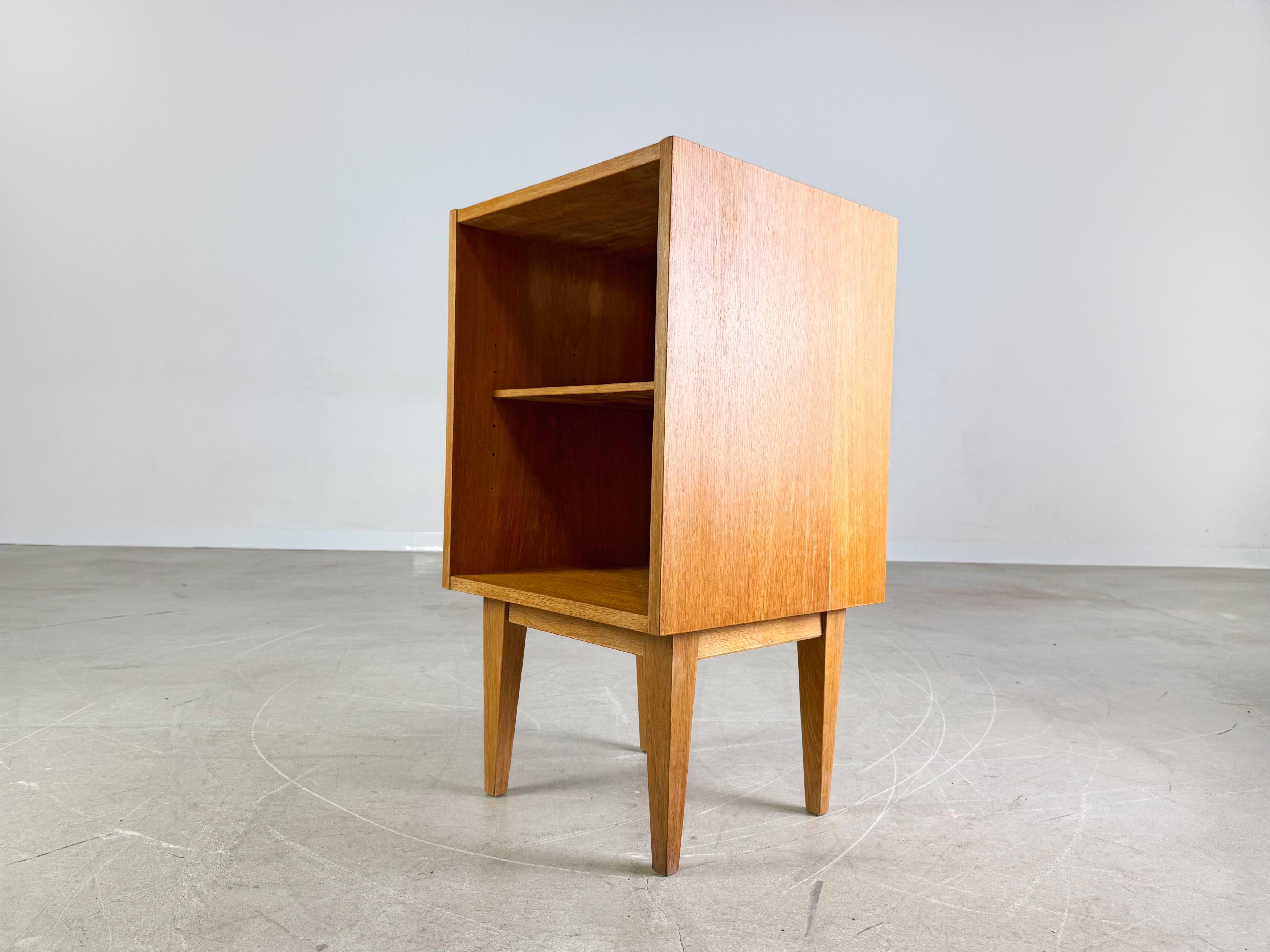 Klein Midcentury Kommode Nachttisch Eiche Vintage Beistelltisch In condizioni buone in vendita a Berlin, DE