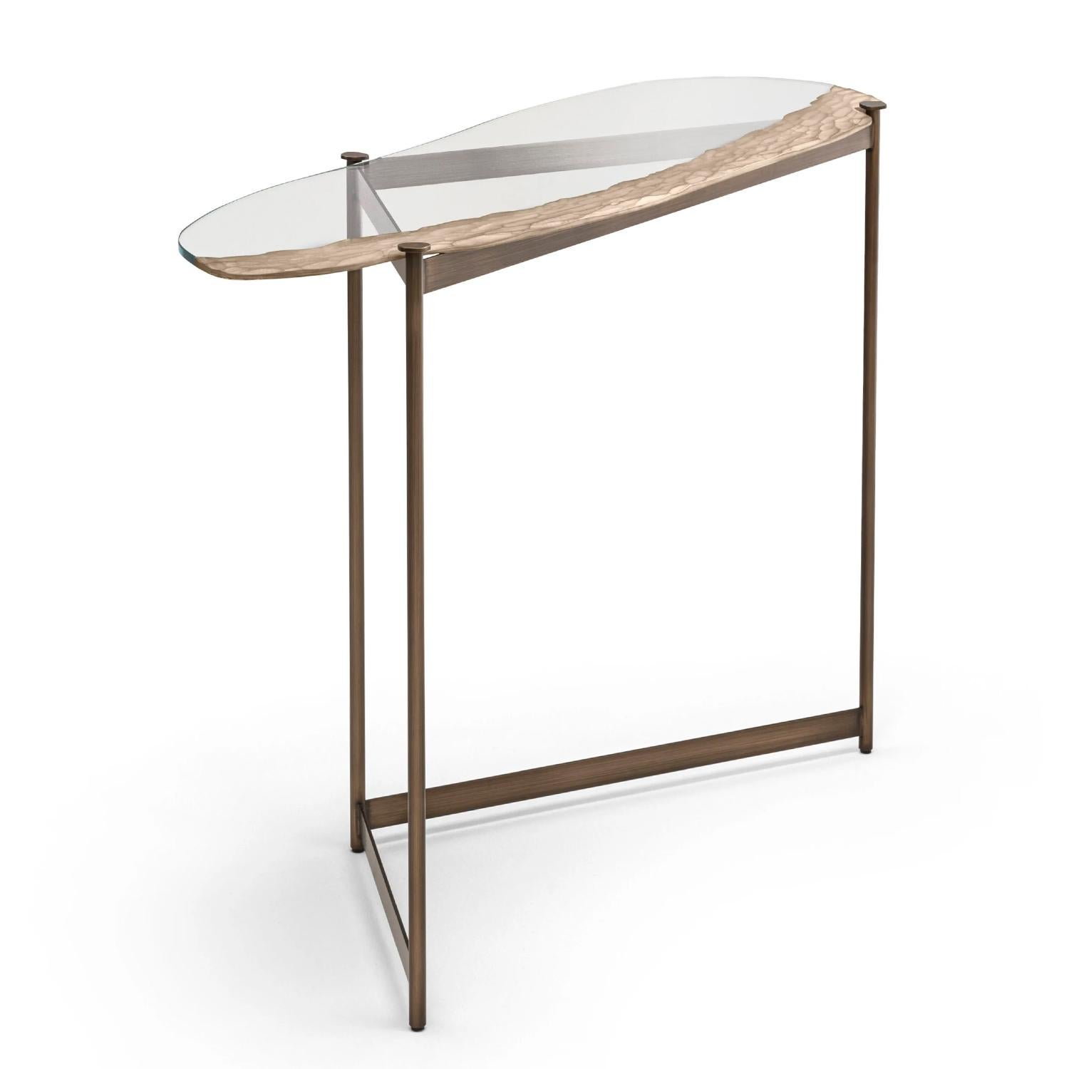 Table console Kleo avec structure en métal brossé
finition en laiton bruni. Dessus en verre avec moulage en argent,
12mm d'épaisseur

