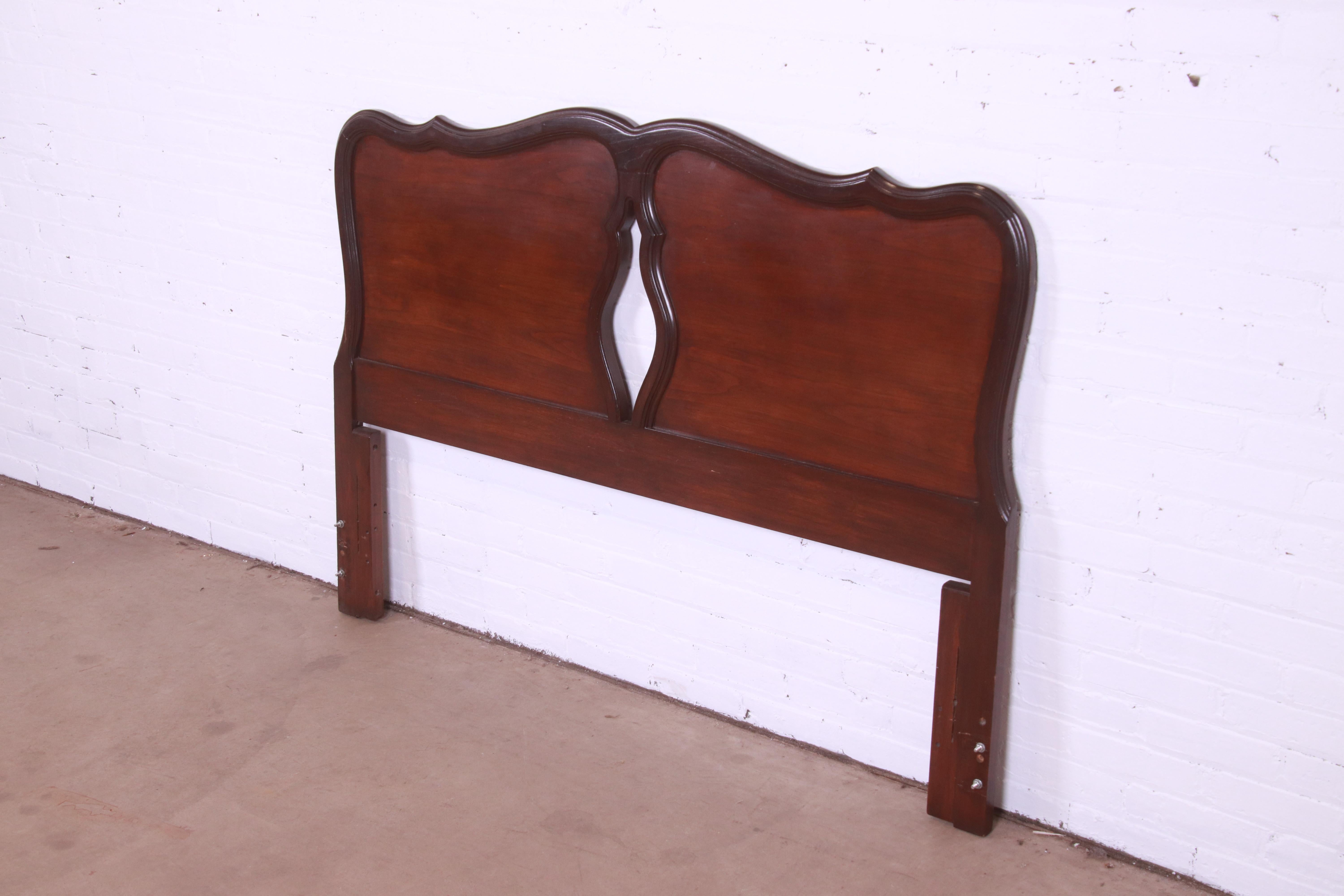 A gorgeous French Provincial style carved mahogany full or queen size headboard

By Kling Furniture Co.

USA, Circa 1950s

Measures: 60