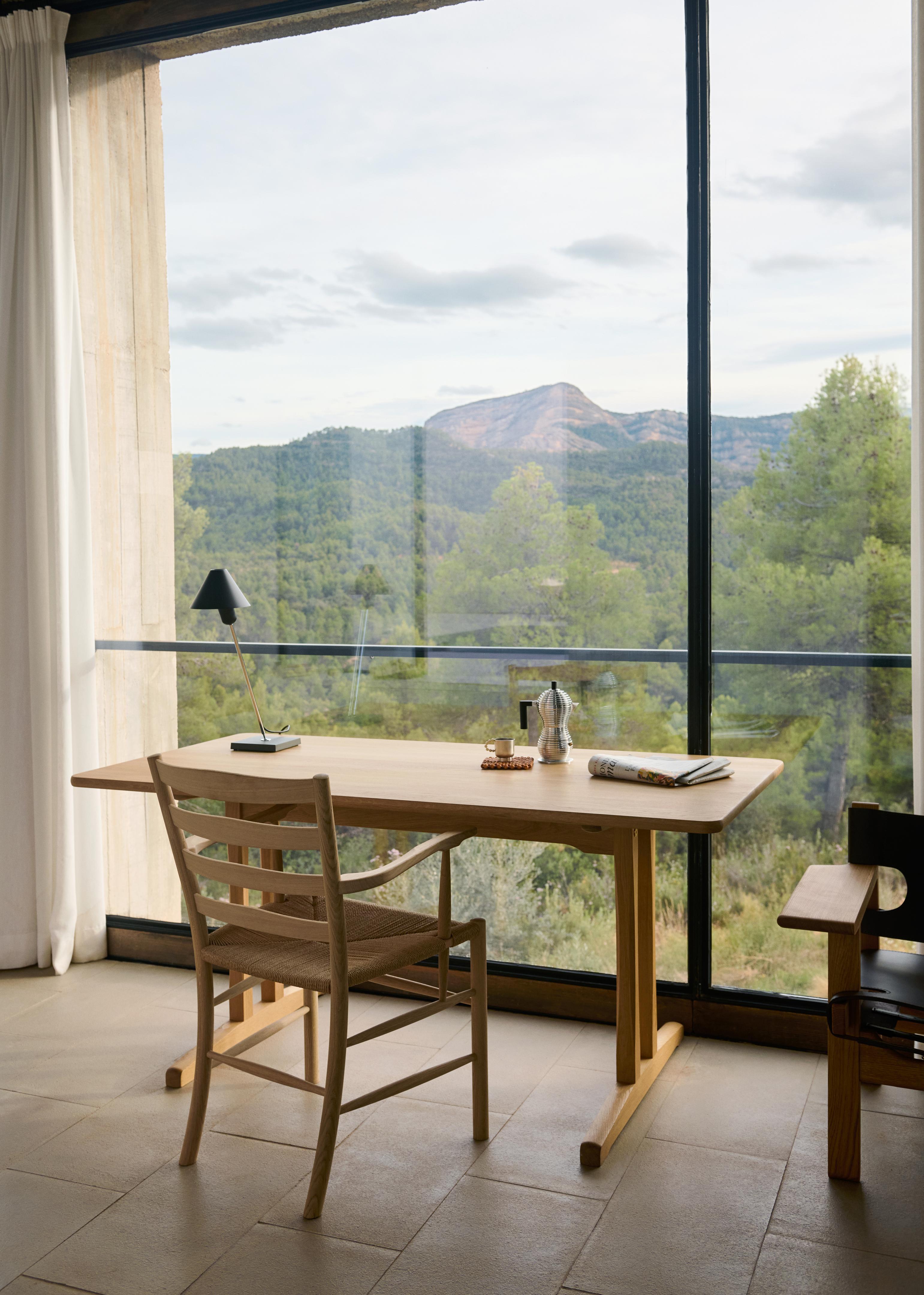 The Klint Chair, designed in 1936, epitomises the philosophy of its creator, Kaare Klint, who laid the foundations for Danish design and inspired great designers such as Børge Mogensen. Serving as a modern adaptation of a traditional English Country