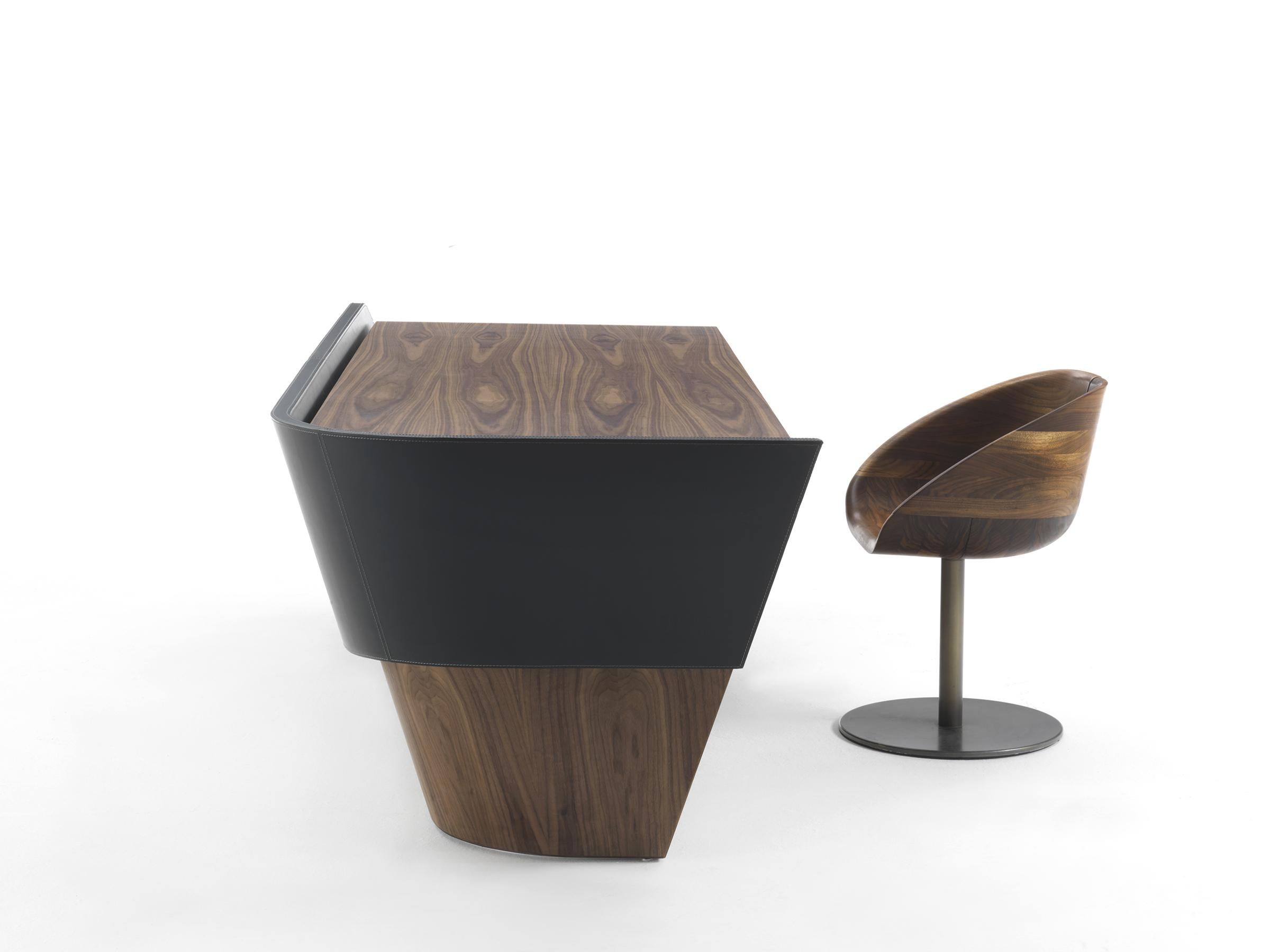 Klip Klip-Schreibtisch aus Holz und Leder von Karim Rashid, hergestellt in Italien im Zustand „Neu“ im Angebot in Beverly Hills, CA