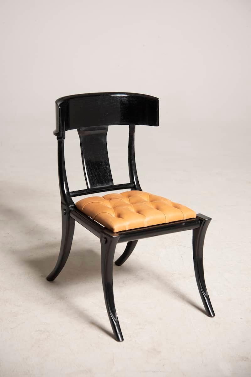 Klassische und elegante Klismos-Esszimmerstühle mit Säbelbeinen, schwarz lackiertem Holz und Ledersitzen. Erhältlich in anderen Farben und Bezügen. Italienische handwerkliche Produktion von Pescetta Home Decoration. Klismos sind Stühle aus