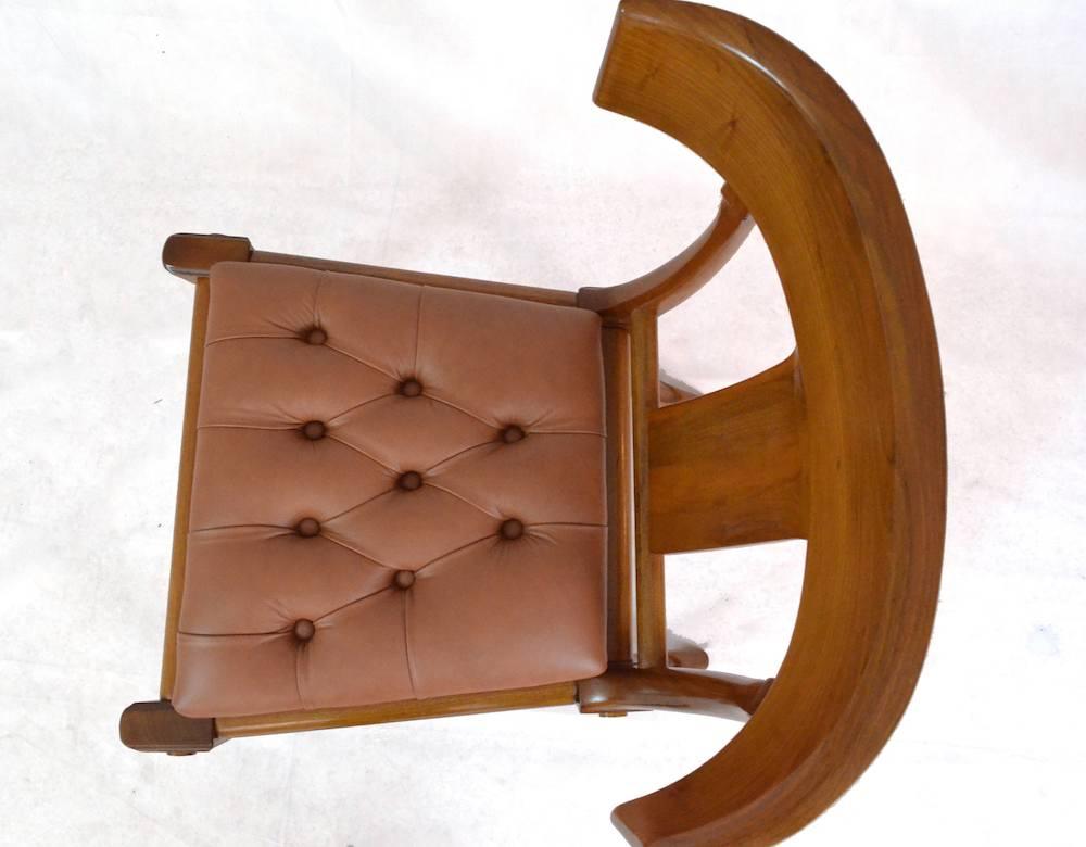 Klismos fauteuils en bois avec pieds sabres en cuir noir, couleurs personnalisées possibles  en vente 6