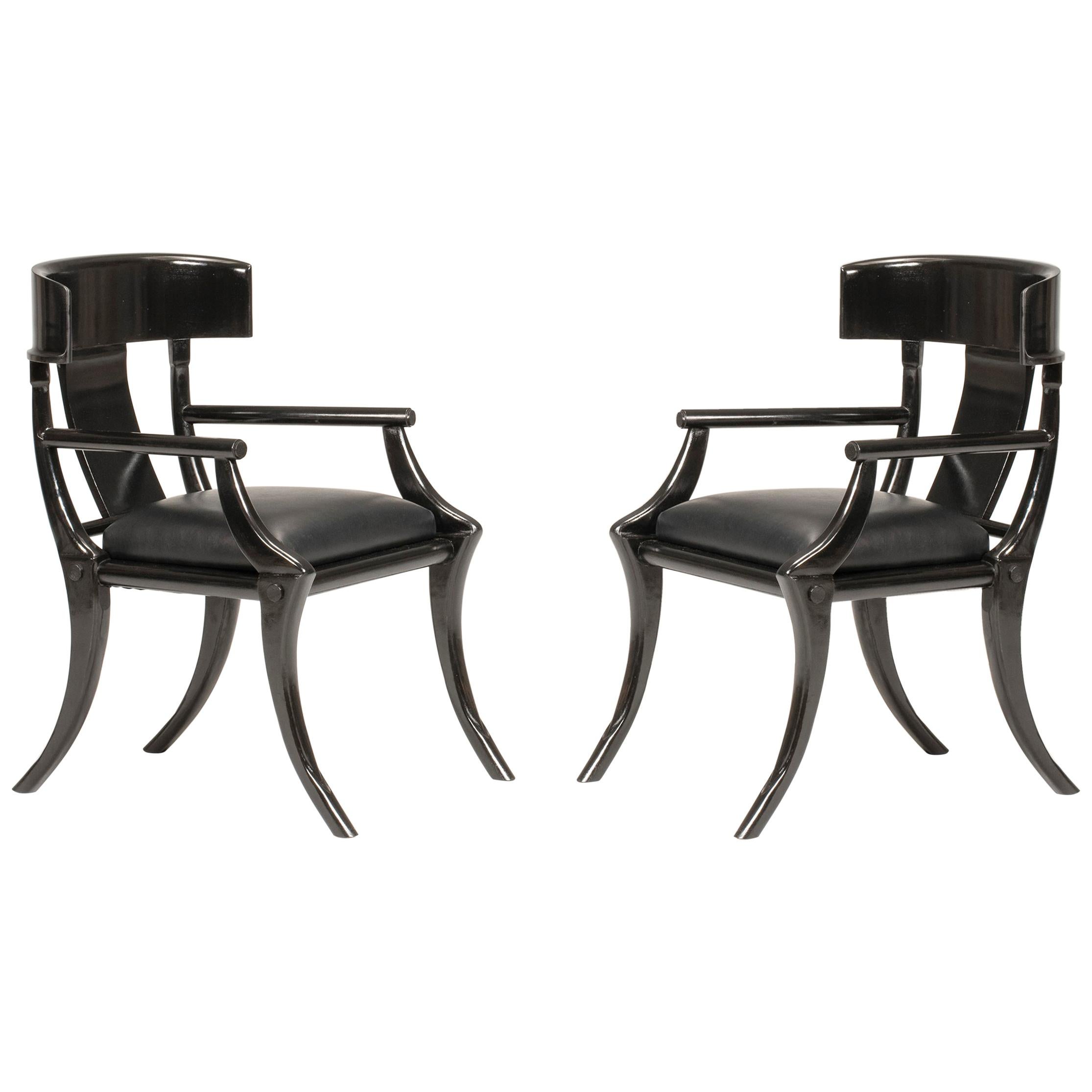 Néo-grec Klismos fauteuils en bois avec pieds sabres en cuir noir, couleurs personnalisées possibles  en vente
