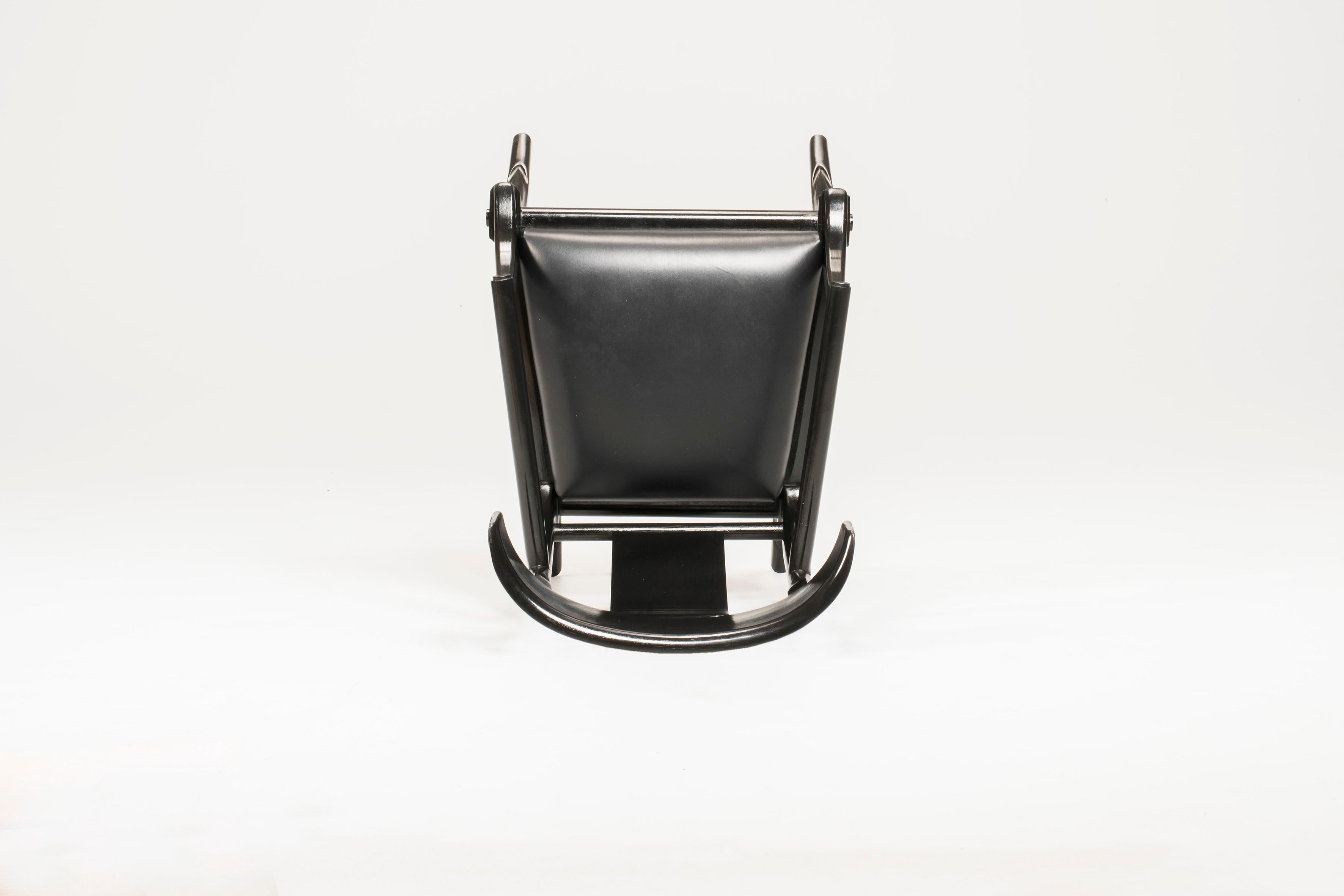 Bois Klismos fauteuils en bois avec pieds sabres en cuir noir, couleurs personnalisées possibles  en vente