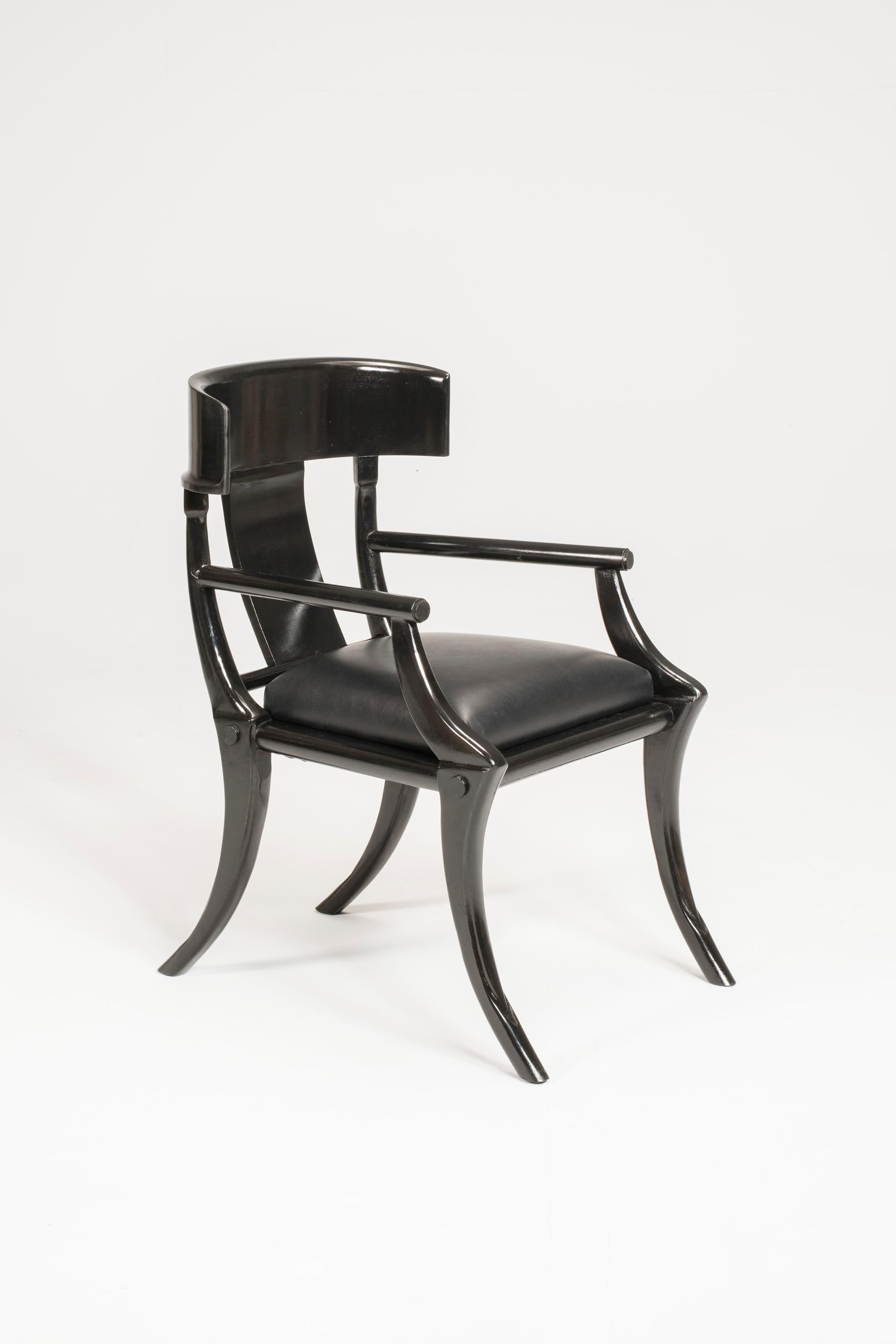 Klismos Sessel mit Säbelbeinen aus schwarzem Leder und Holz in anpassbaren Farben und Polsterung (Italienisch) im Angebot