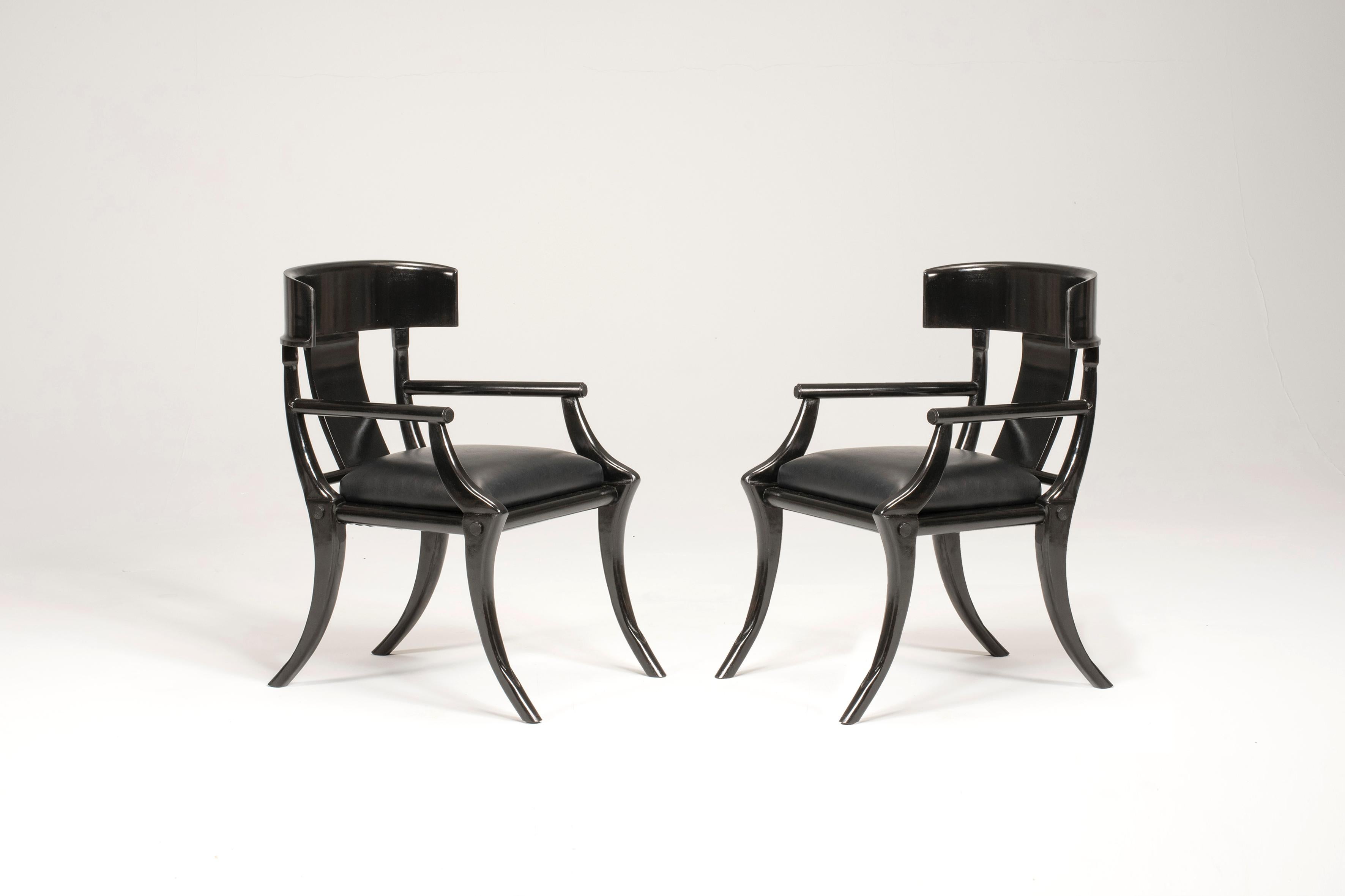 Klismos Sessel mit Säbelbeinen aus schwarzem Leder und Holz in anpassbaren Farben und Polsterung (21. Jahrhundert und zeitgenössisch) im Angebot