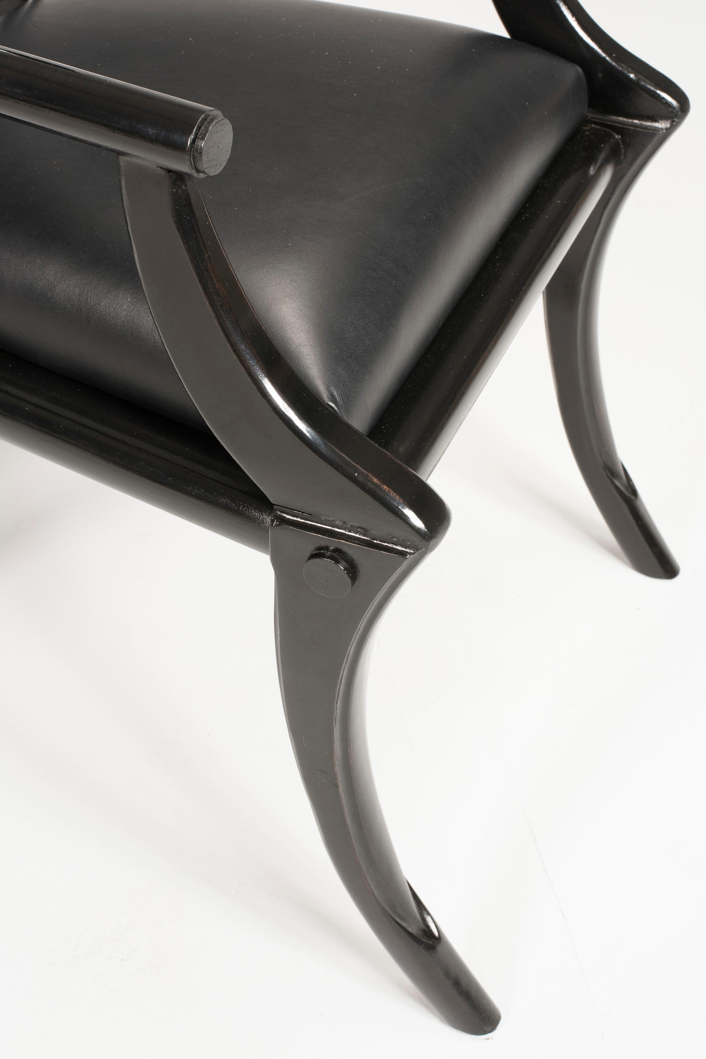 Klismos Sessel mit Säbelbeinen aus schwarzem Leder und Holz in anpassbaren Farben und Polsterung (Walnuss) im Angebot