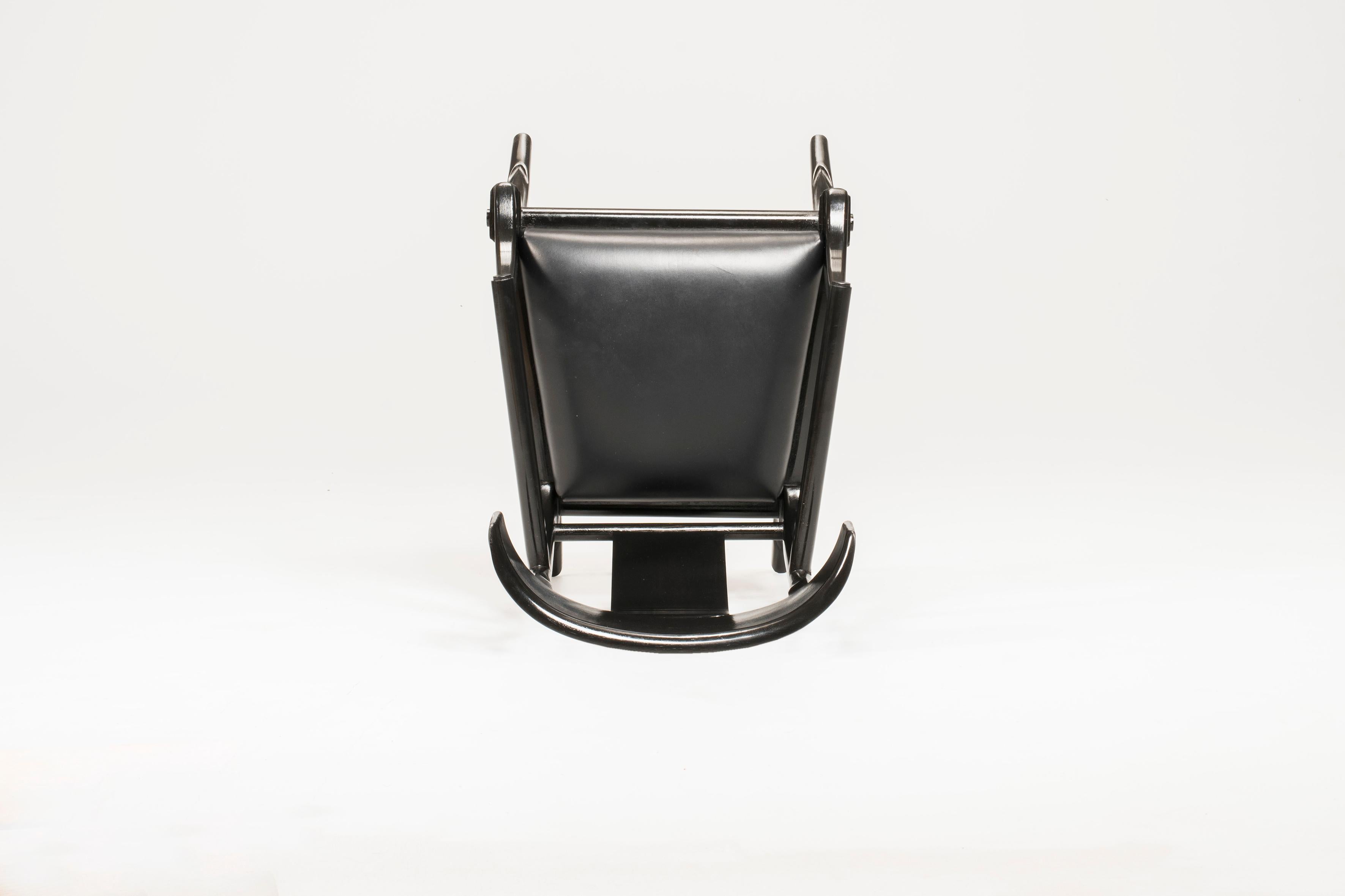 Klismos Sessel mit Säbelbeinen aus schwarzem Leder und Holz in anpassbaren Farben und Polsterung im Angebot 1