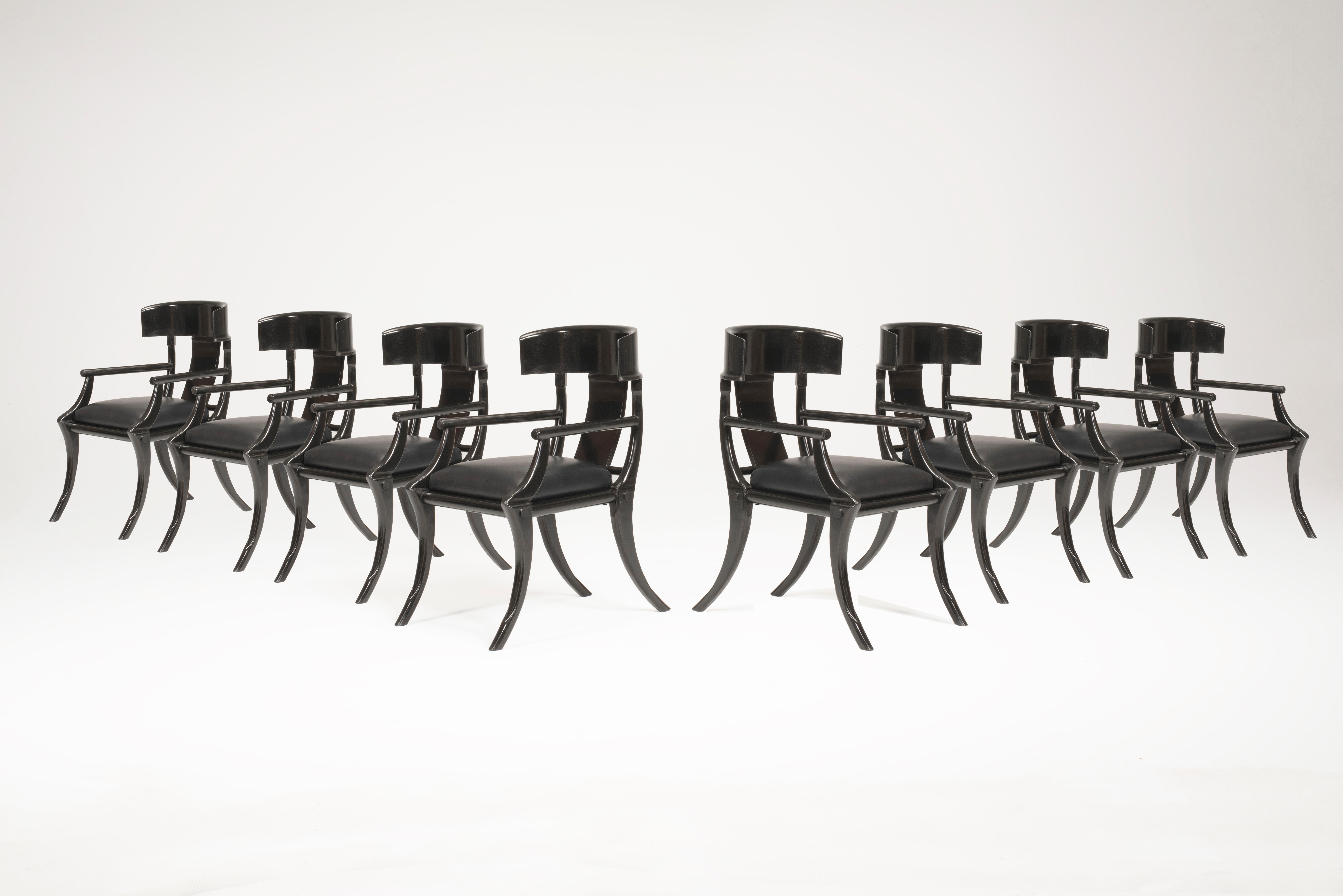 Klismos Sessel mit Säbelbeinen aus schwarzem Leder und Holz in anpassbaren Farben und Polsterung im Angebot 2