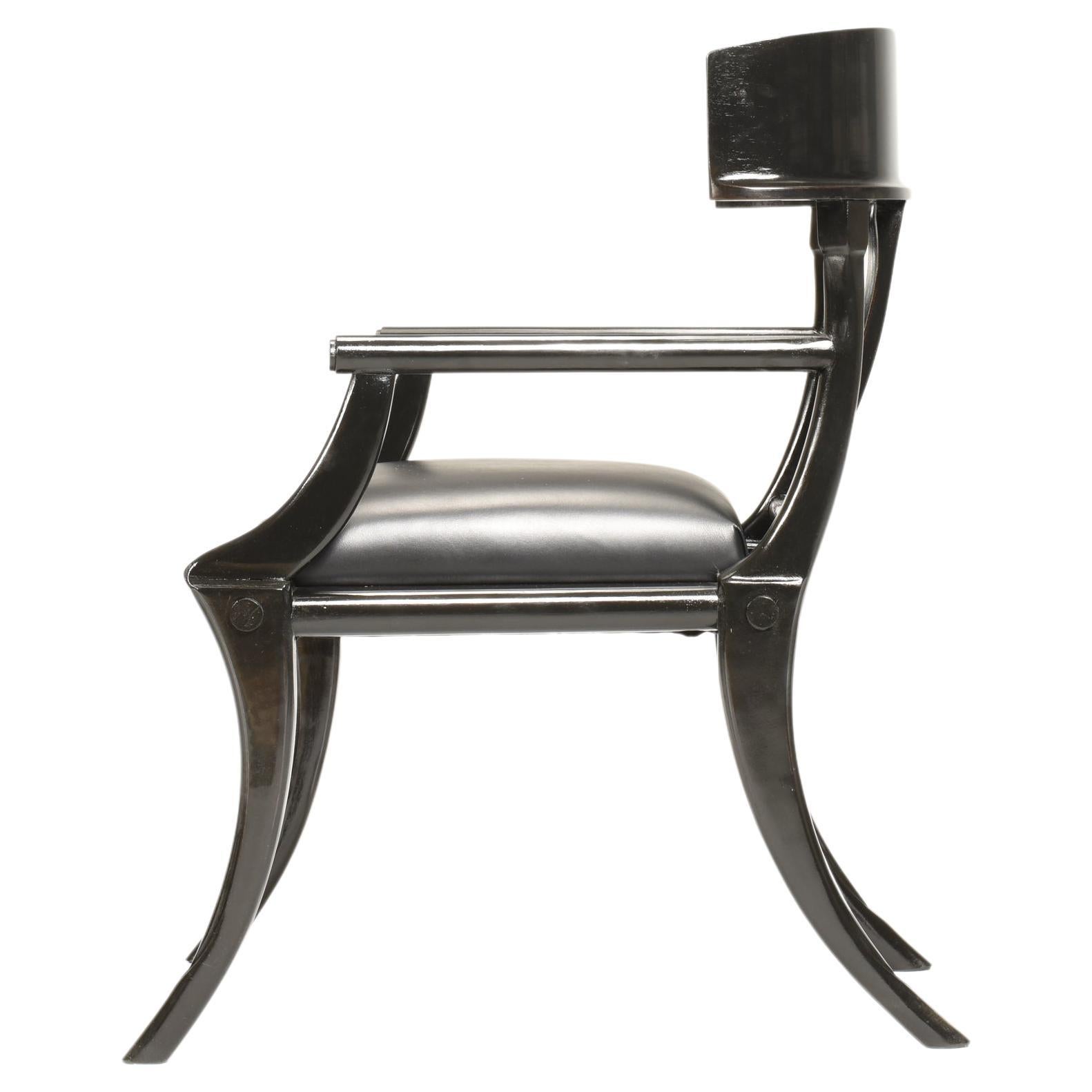 Klismos Sessel mit Säbelbeinen aus schwarzem Leder und Holz in anpassbaren Farben und Polsterung