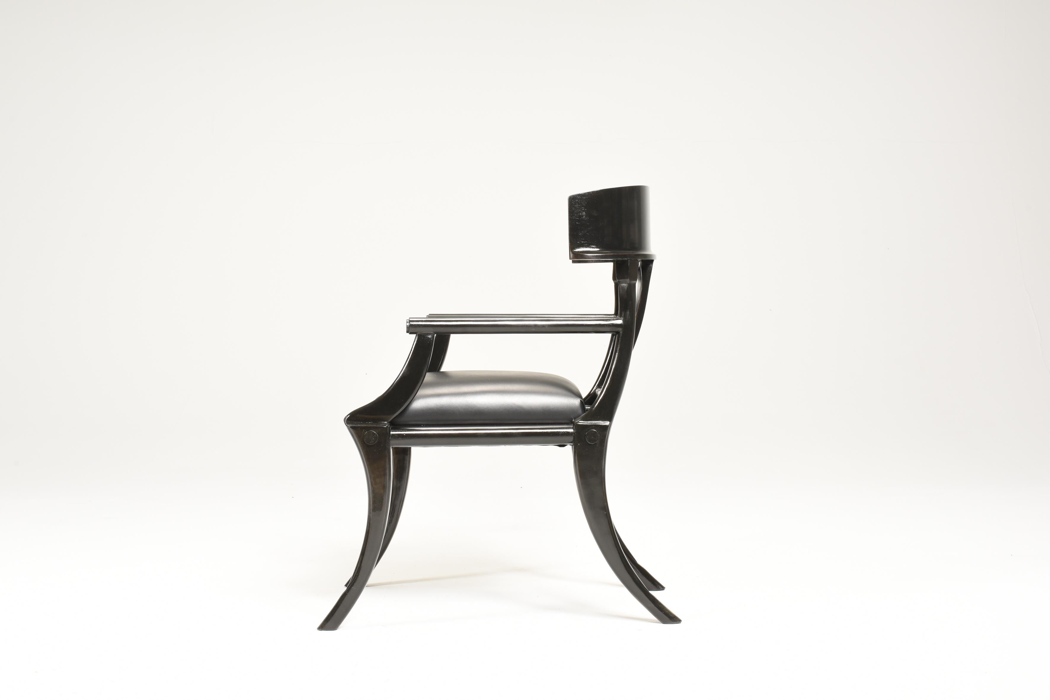 Fauteuils Klismos personnalisables avec pieds sabres, bois laqué noir et sièges en cuir lisse noir. Disponible dans d'autres couleurs et différents revêtements. Production artisanale italienne par Pescetta Home Decoration.

Fauteuils en bois de