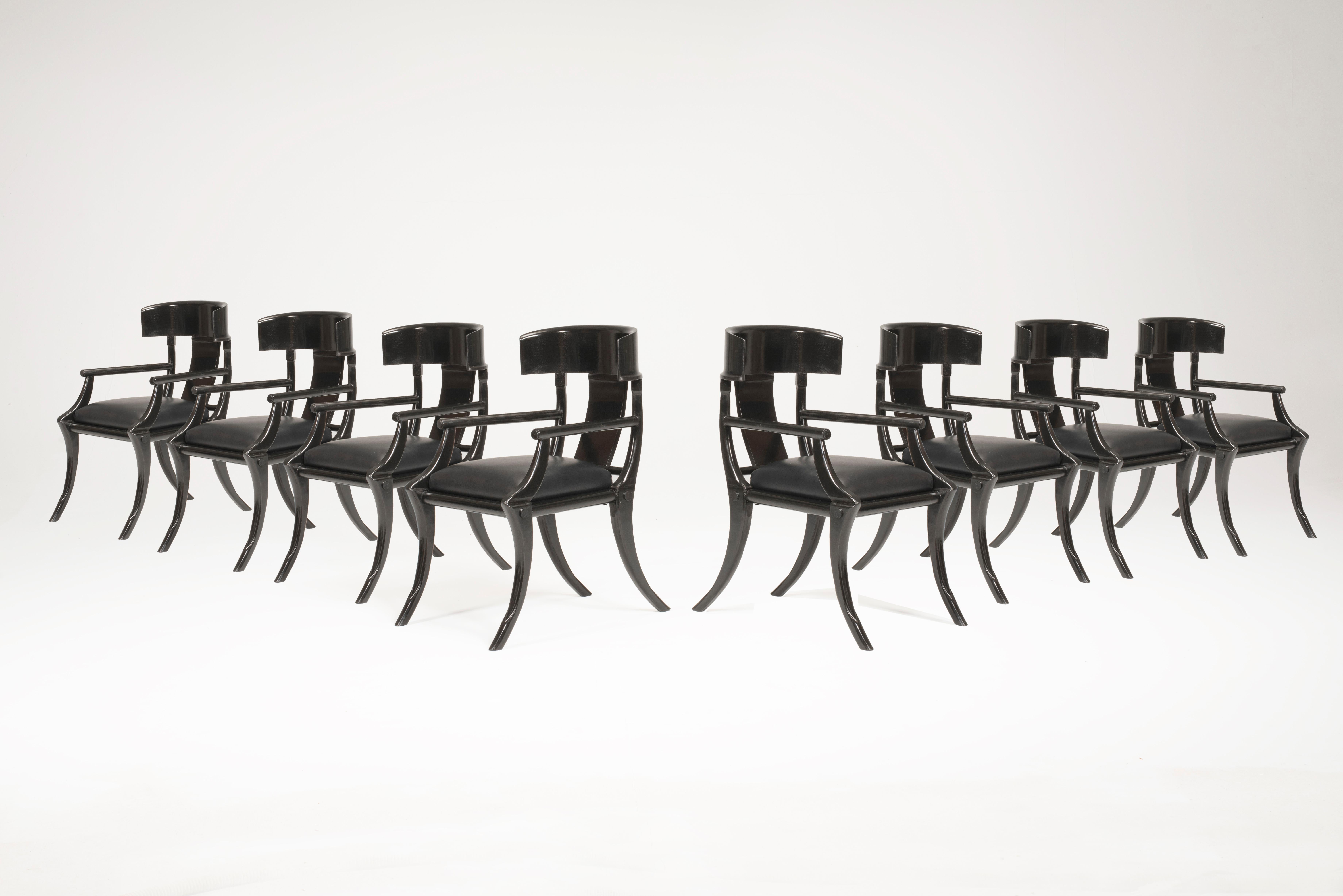 Klismos - Fauteuils à pieds sabres en bois et cuir noir, personnalisables, lot de 8 en vente 2