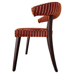 Silla Klismos en tapicería de rayas de terciopelo y madera de nogal