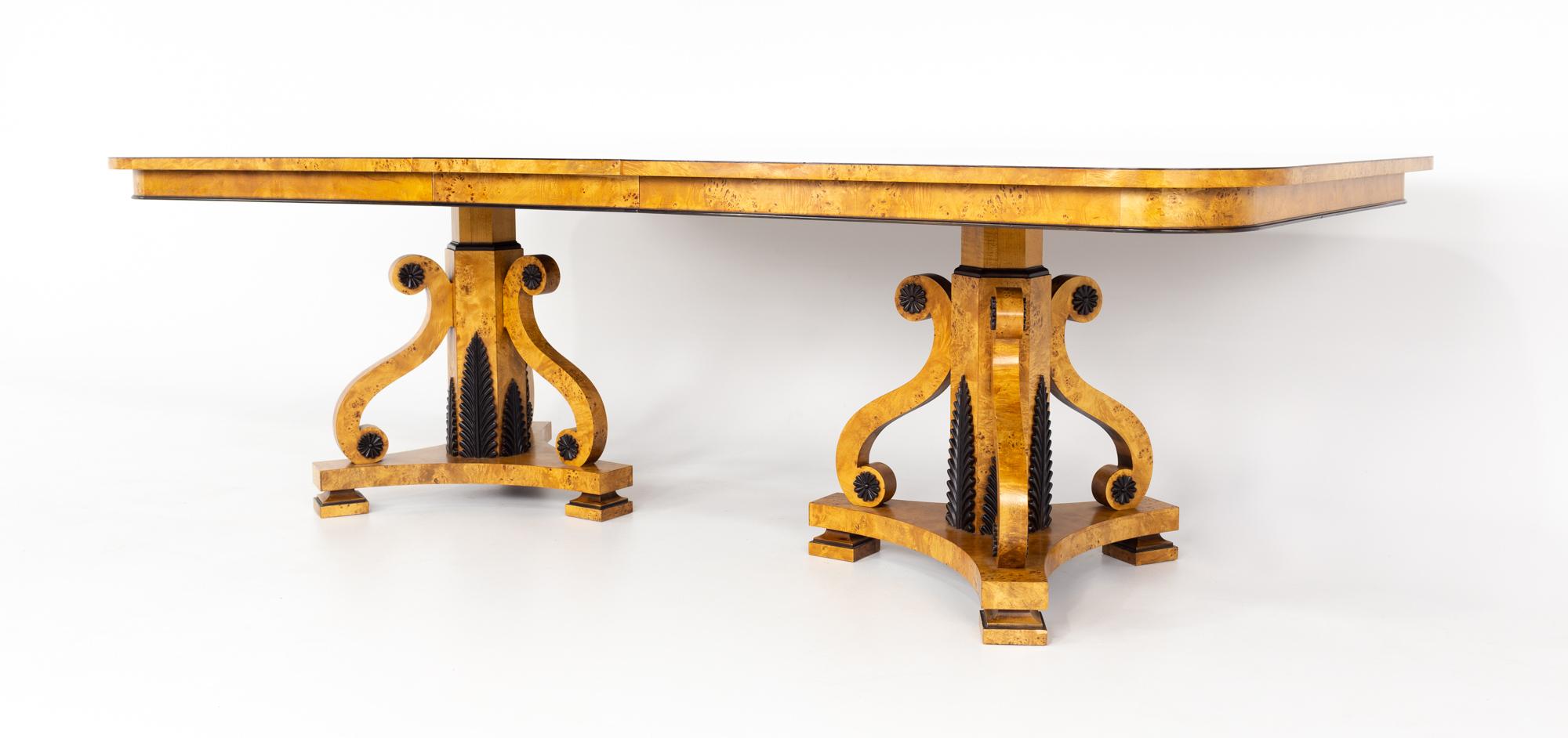 Table de salle à manger néoclassique Klismos Collection de Baker Furniture-3 feuilles en vente 4
