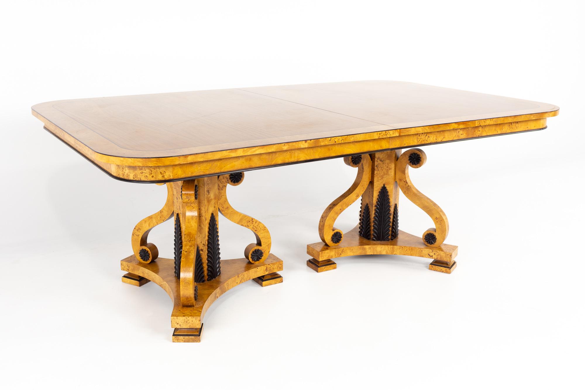 Américain Table de salle à manger néoclassique Klismos Collection de Baker Furniture-3 feuilles en vente