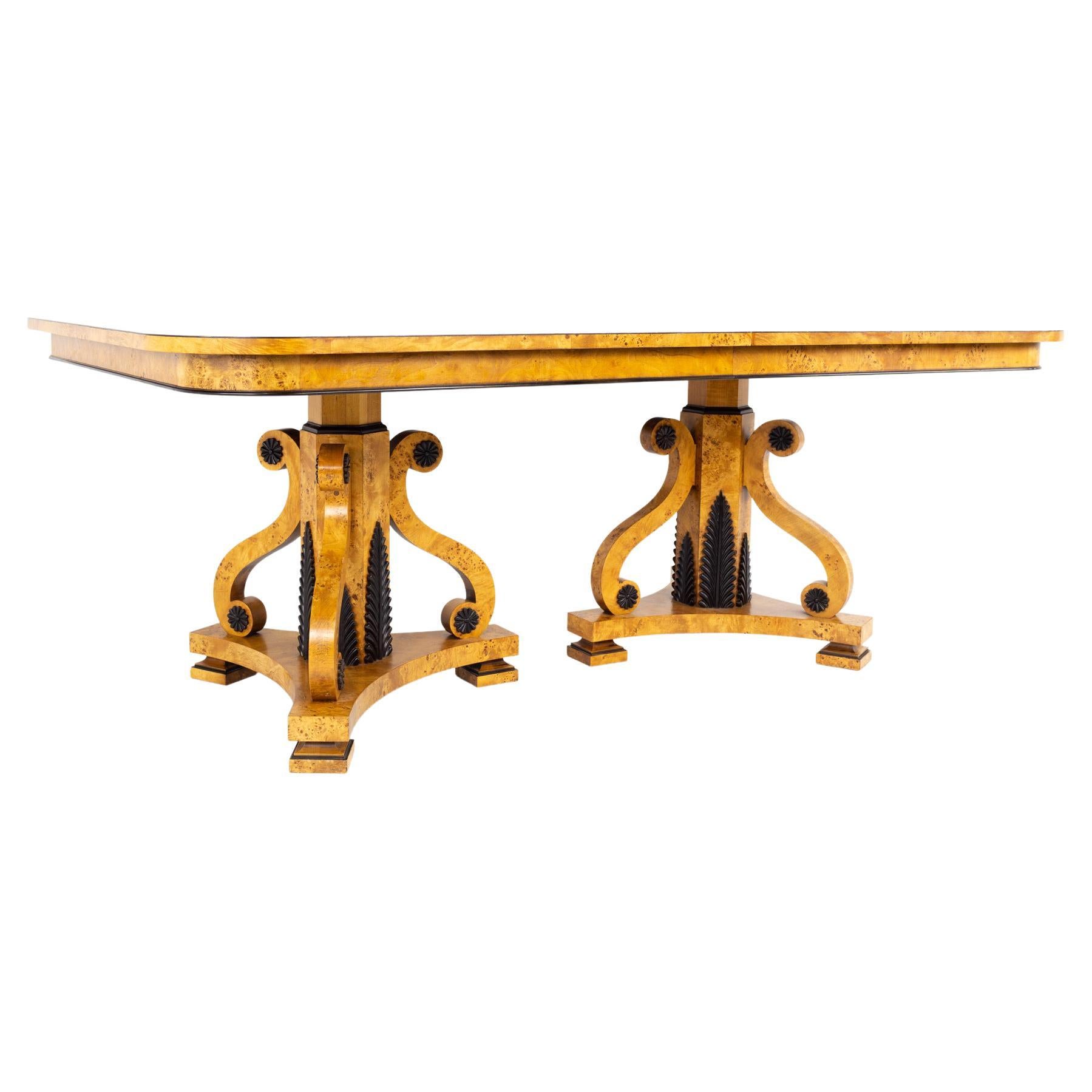 Table de salle à manger néoclassique Klismos Collection de Baker Furniture-3 feuilles en vente
