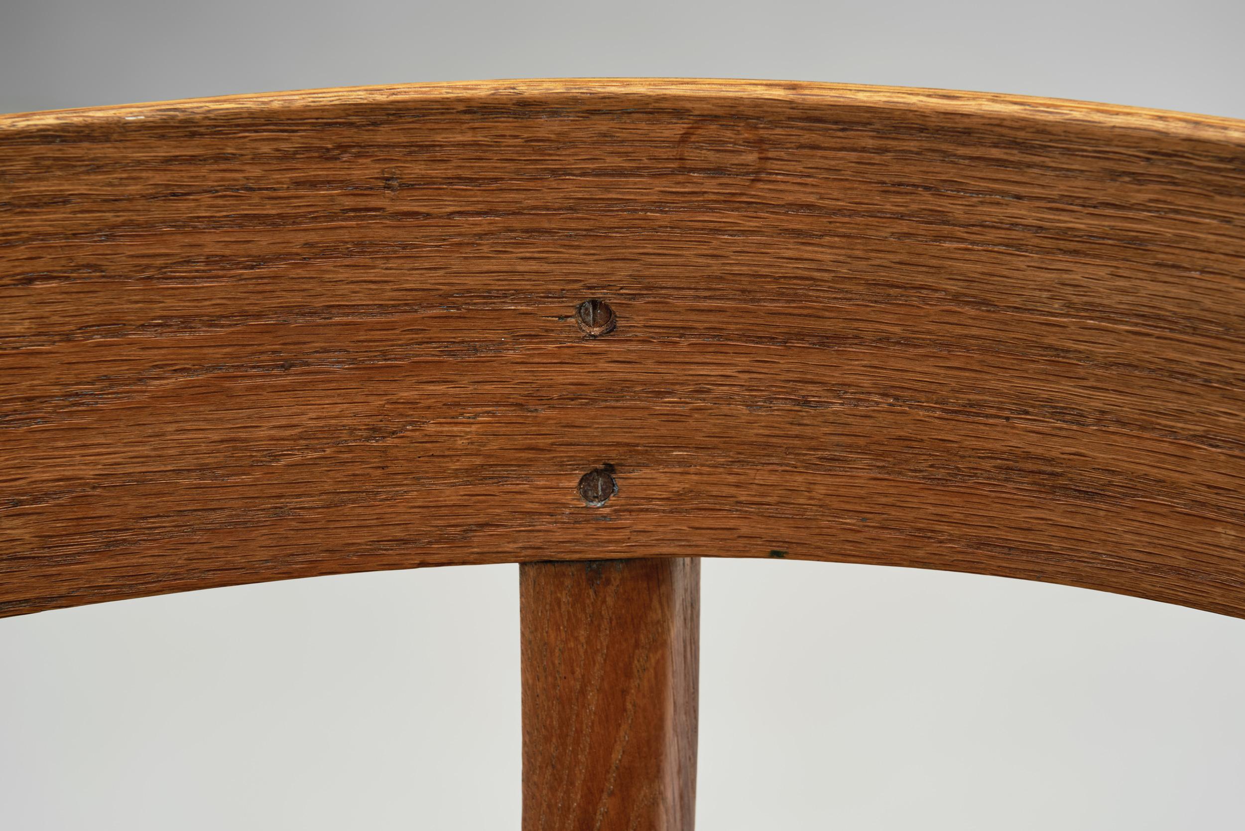 Klismos-inspirierter Eichenstuhl mit gepolstertem Sitz, Dänemark um 1900 im Angebot 3