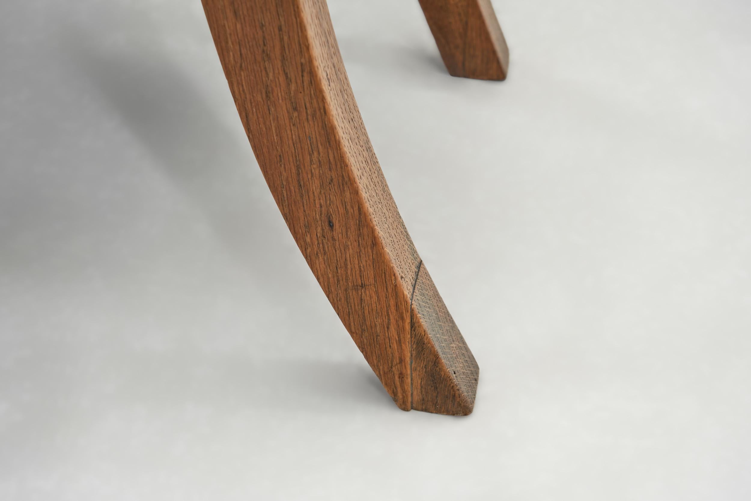 Klismos-inspirierter Eichenstuhl mit gepolstertem Sitz, Dänemark um 1900 im Angebot 10