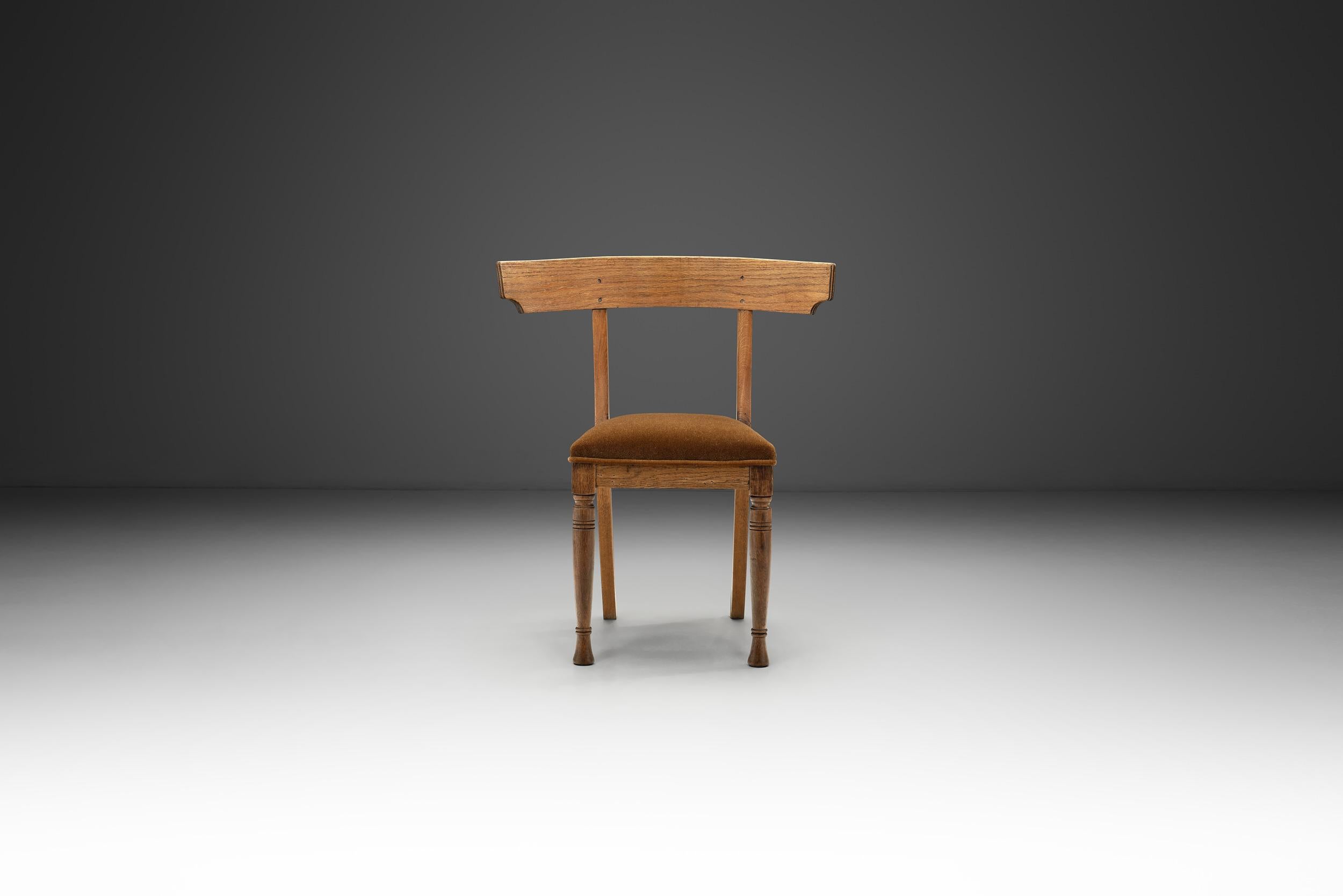 Klismos-inspirierter Eichenstuhl mit gepolstertem Sitz, Dänemark um 1900 (Moderne) im Angebot