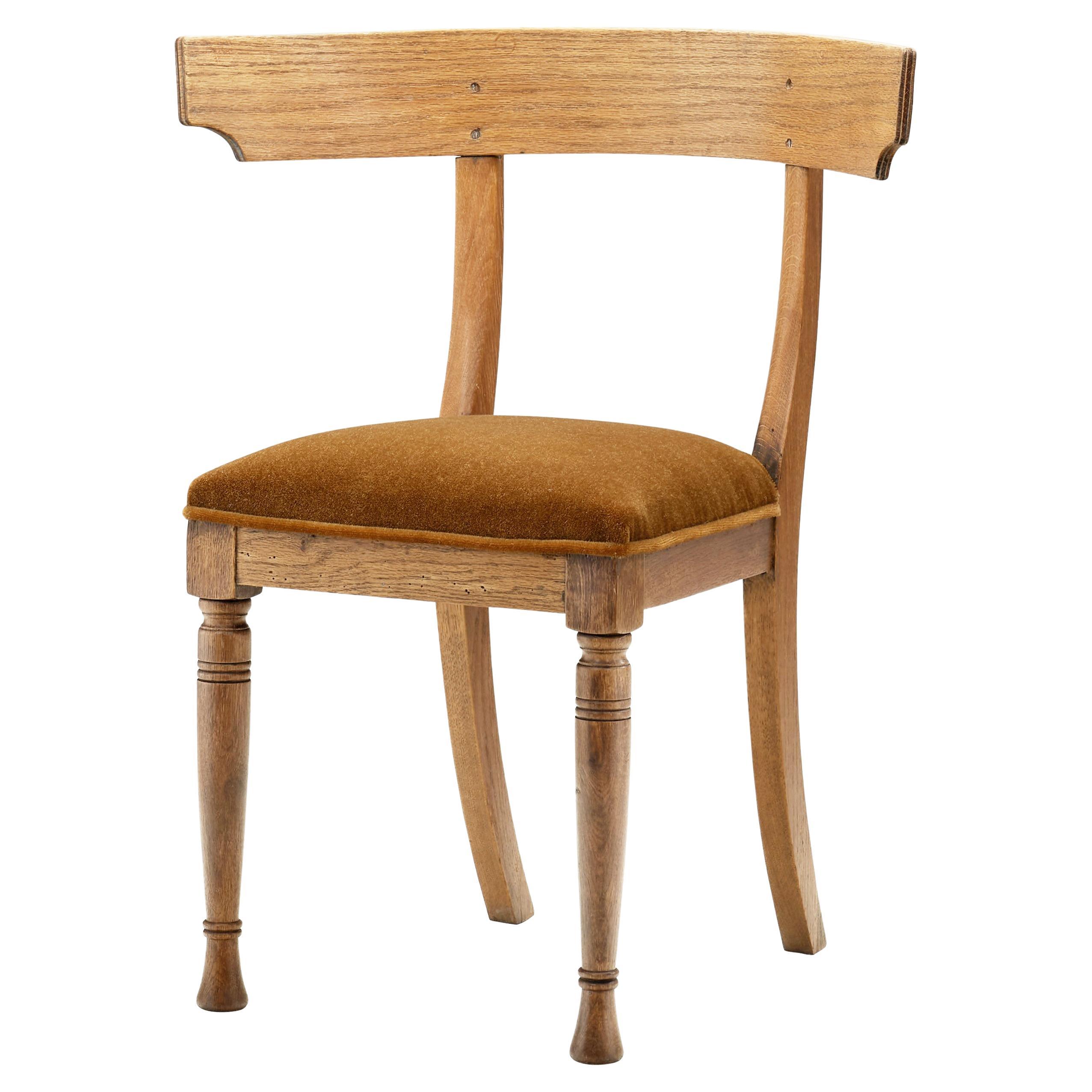 Klismos-inspirierter Eichenstuhl mit gepolstertem Sitz, Dänemark um 1900