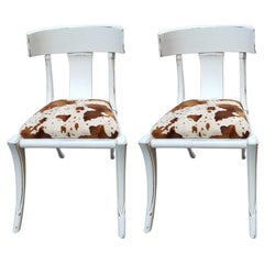Klismos Sedie Shabby Bianche con Gambe a Sciabola Personalizzabili Sedute in Eco Pelliccia di Mucca Set di 2