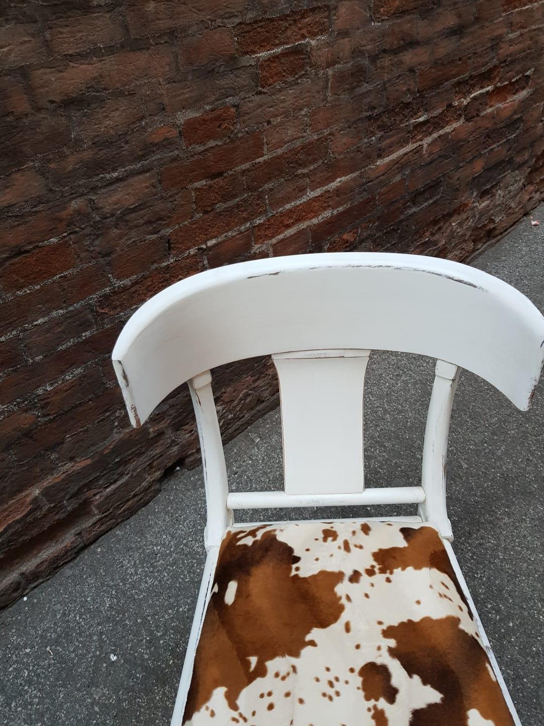 Noyer Klismos - Chaises Shabby blanches à pieds sabres et sièges en fourrure de vache, personnalisables, lot de 6 en vente