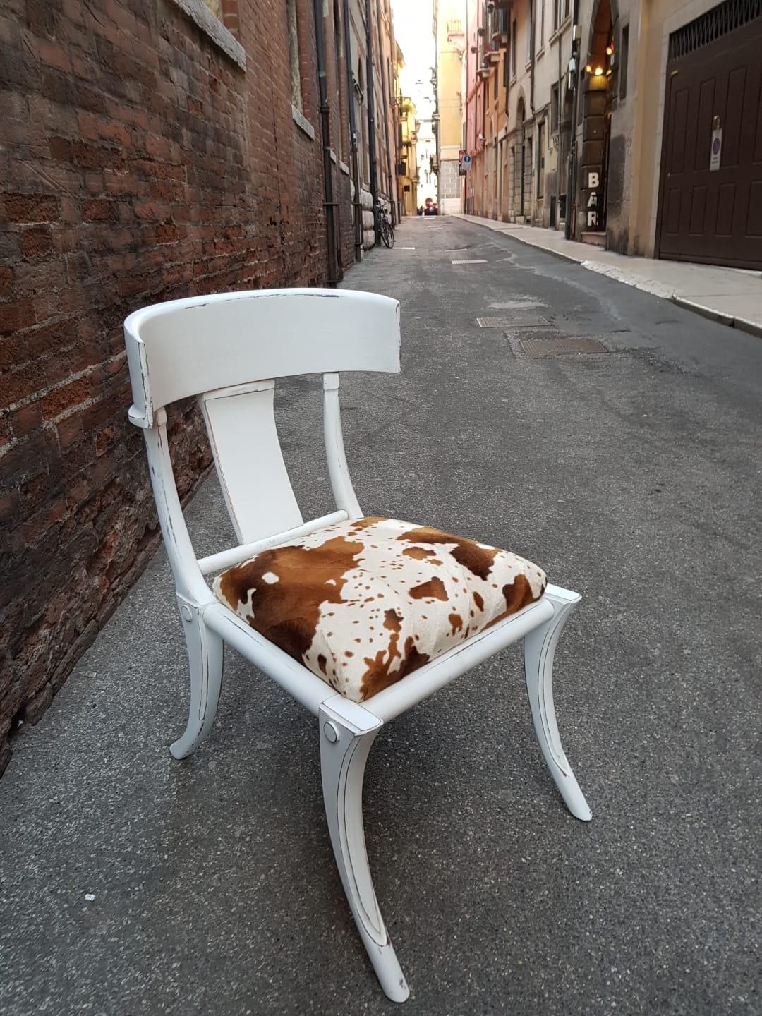 italien Klismos - Chaises Shabby blanches à pieds sabres et sièges en fourrure de vache, personnalisables, lot de 8 en vente