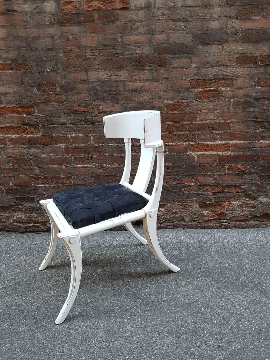 Klismos Saber Legs Weiße Shabby-Stühle Anpassbare Polsterung 4er-Set (Neugriechisch) im Angebot