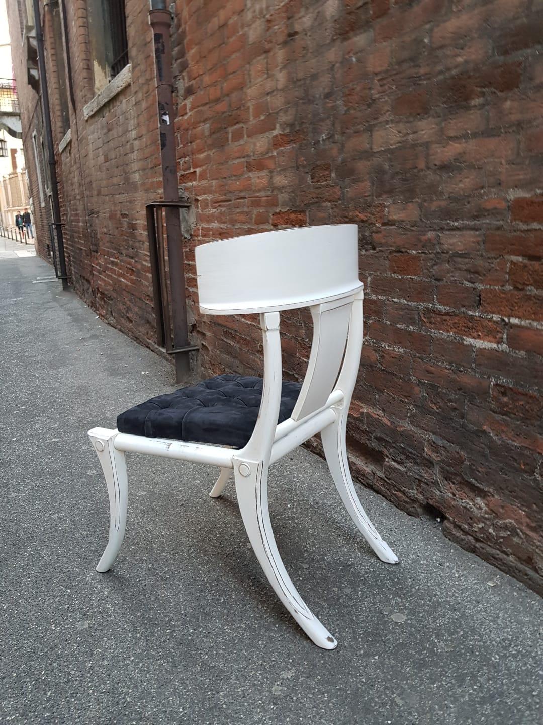 Italiano Klismos Sedie Shabby Bianche con Gambe a Sciabola Set di 4 Sedie con Tappezzeria Personalizzabile in vendita