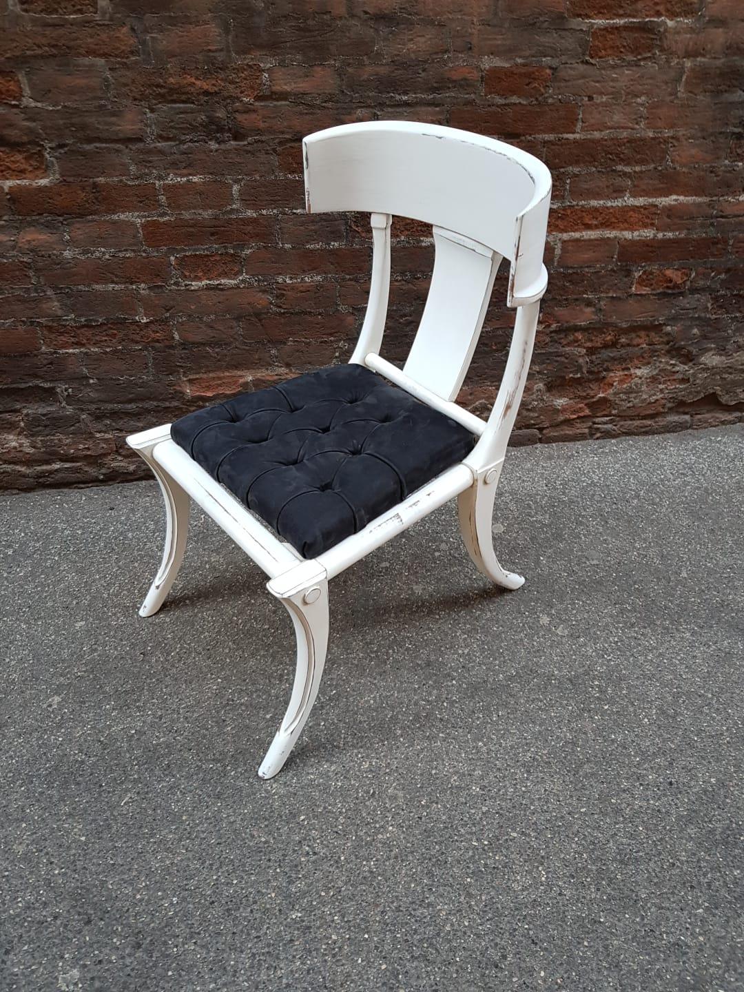 Laccato Klismos Sedie Shabby Bianche con Gambe a Sciabola Set di 4 Sedie con Tappezzeria Personalizzabile in vendita