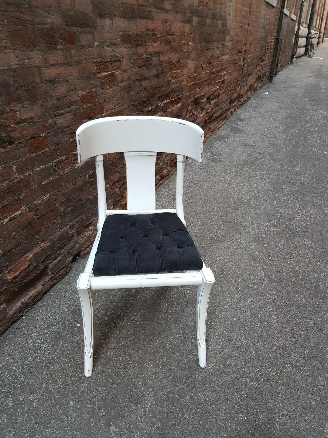 Klismos Saber Legs Weiße Shabby-Stühle Anpassbare Polsterung 4er-Set (21. Jahrhundert und zeitgenössisch) im Angebot