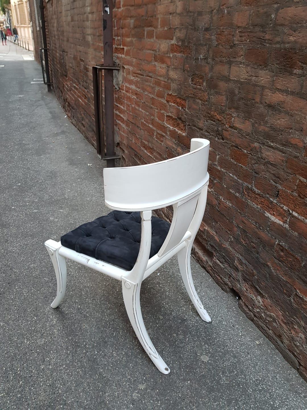 Klismos Personalisierbare Esszimmerstühle mit Säbelbeinen, weißer Shabby Look. Erhältlich in anderen Farben und Polstermöbeln. Italienische handwerkliche Produktion von Pescetta Home Decoration.


Stühle aus Nussbaumholz mit tiefer und großer