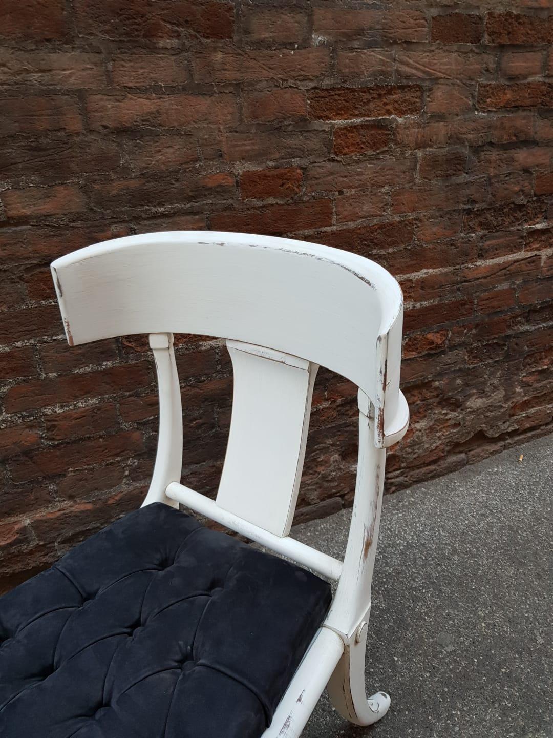 Klismos Saber Legs Weiße Shabby-Stühle Anpassbare Polsterung 8er-Set im Angebot 1