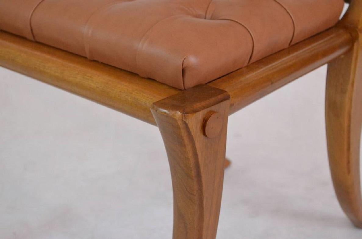 italien Klismos - Ensemble de deux chaises personnalisables en noyer brillant à pieds sabres et en cuir marron en vente