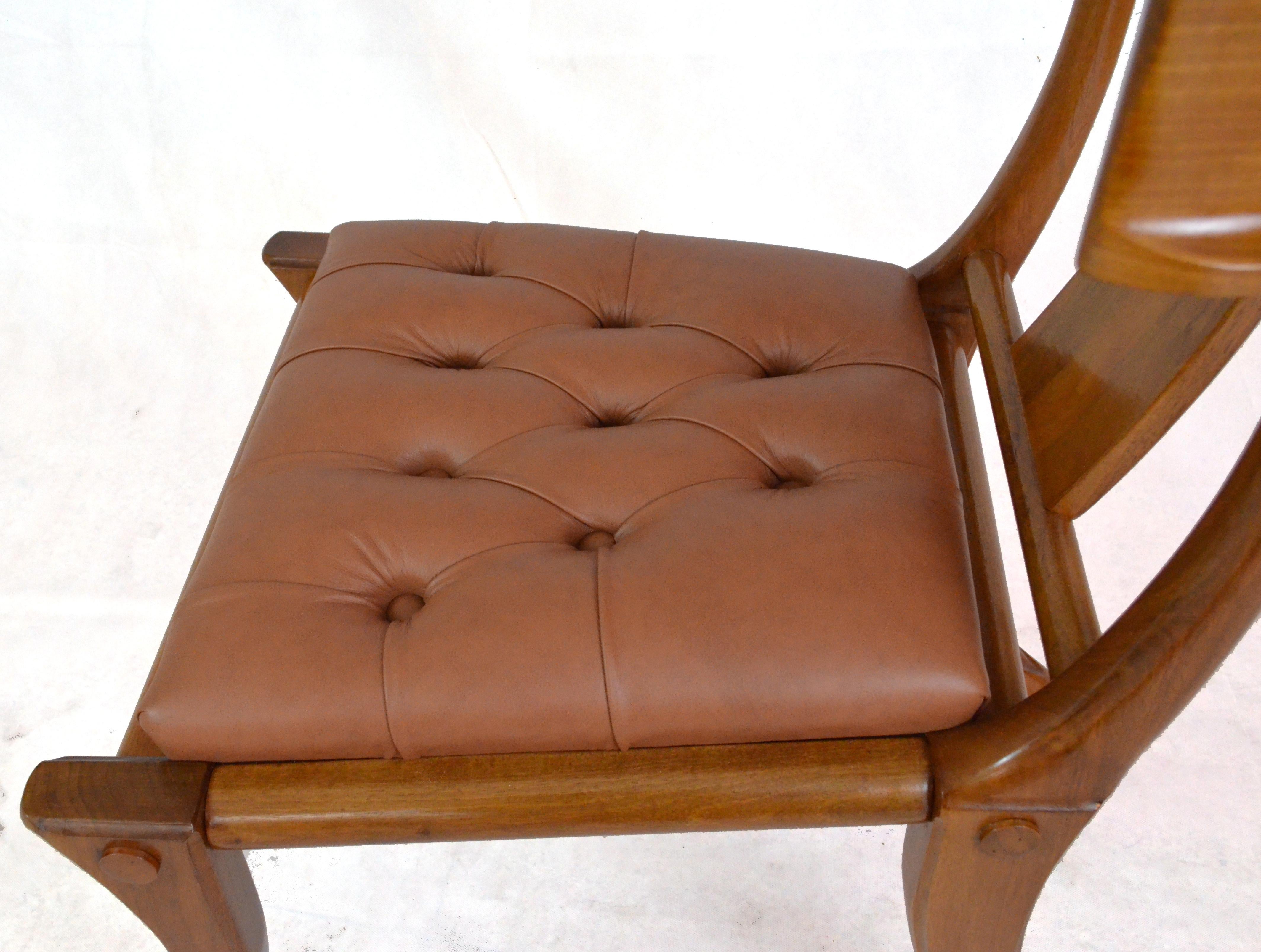 Laqué Klismos - Ensemble de deux chaises personnalisables en noyer brillant à pieds sabres et en cuir marron en vente