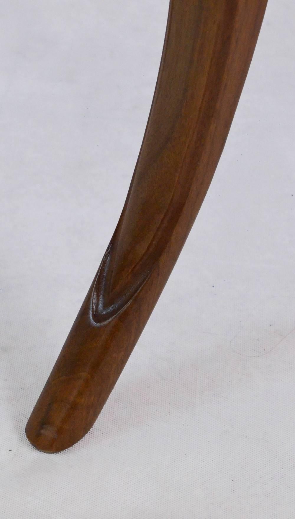 Klismos ensemble de 4 chaises personnalisables en noyer brillant à pieds sabres et en cuir marron en vente 1