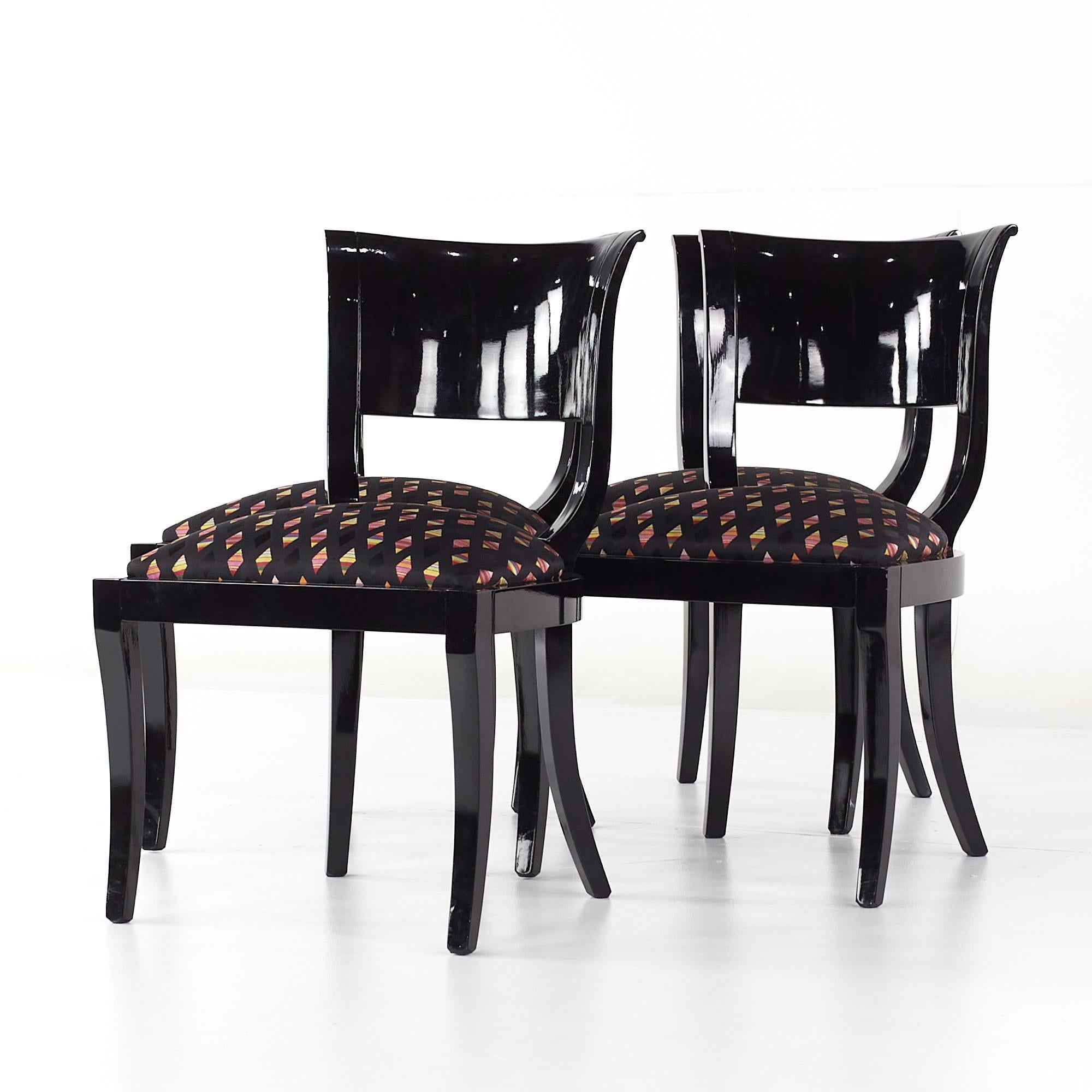 Mid-Century moderno Sedie da pranzo in stile Klismos di metà secolo in lacca nera, set da 4 in vendita