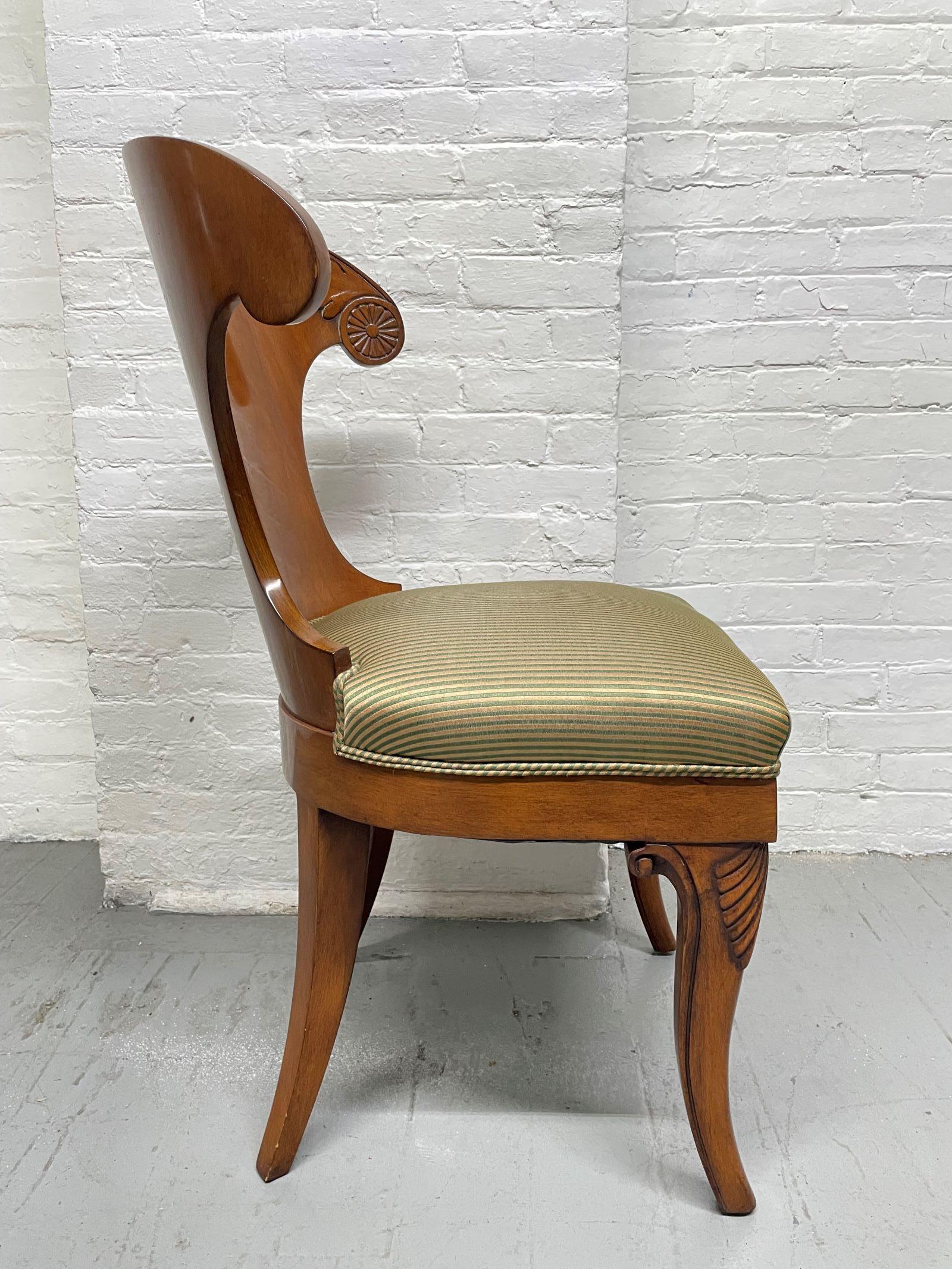 Klismos Style Walnut Dining Chairs Set of 4 In Good Condition For Sale In New York, NY