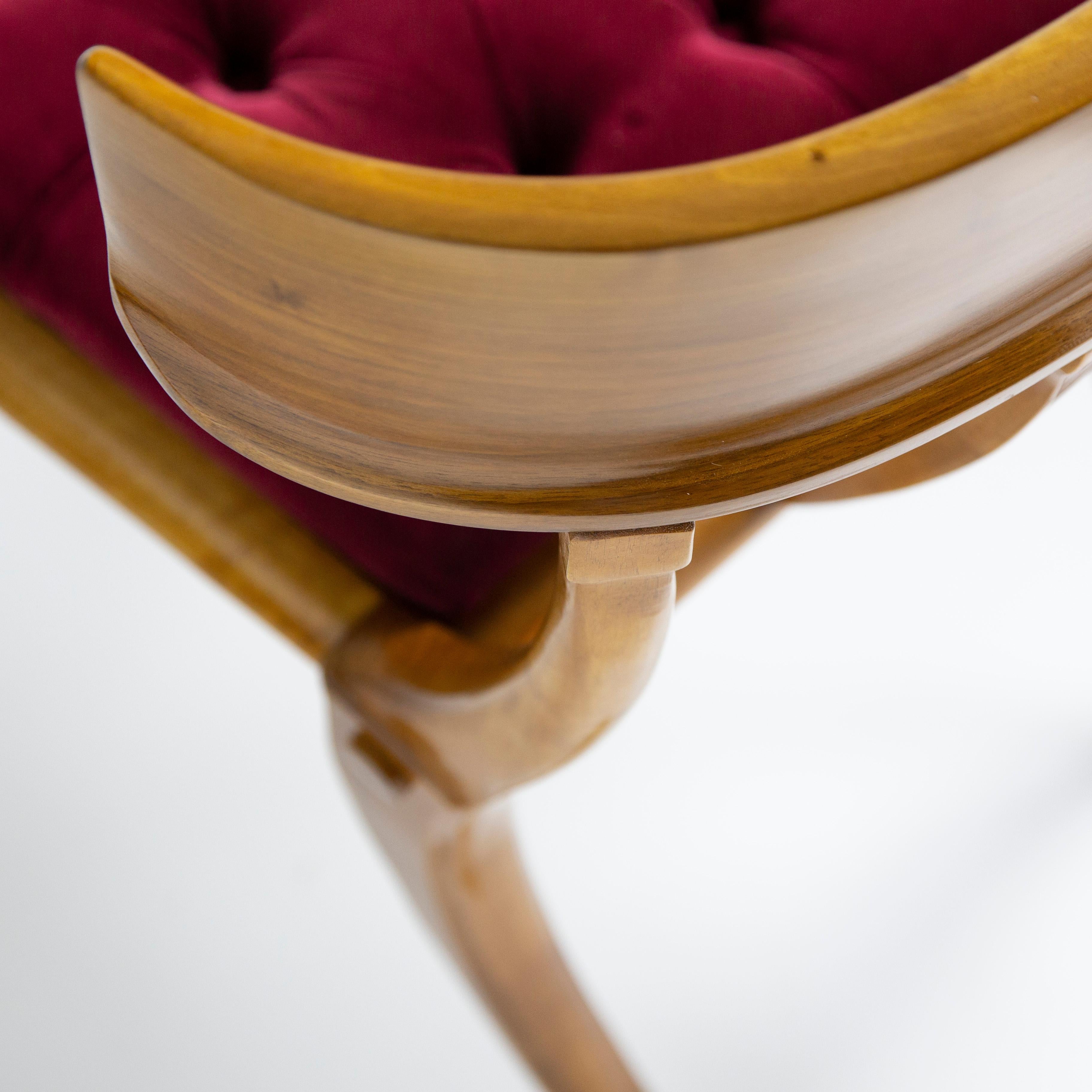Klismos Esszimmerstühle mit Säbelbeinen aus Nussbaumholz und Leder, anpassbar im Angebot 5