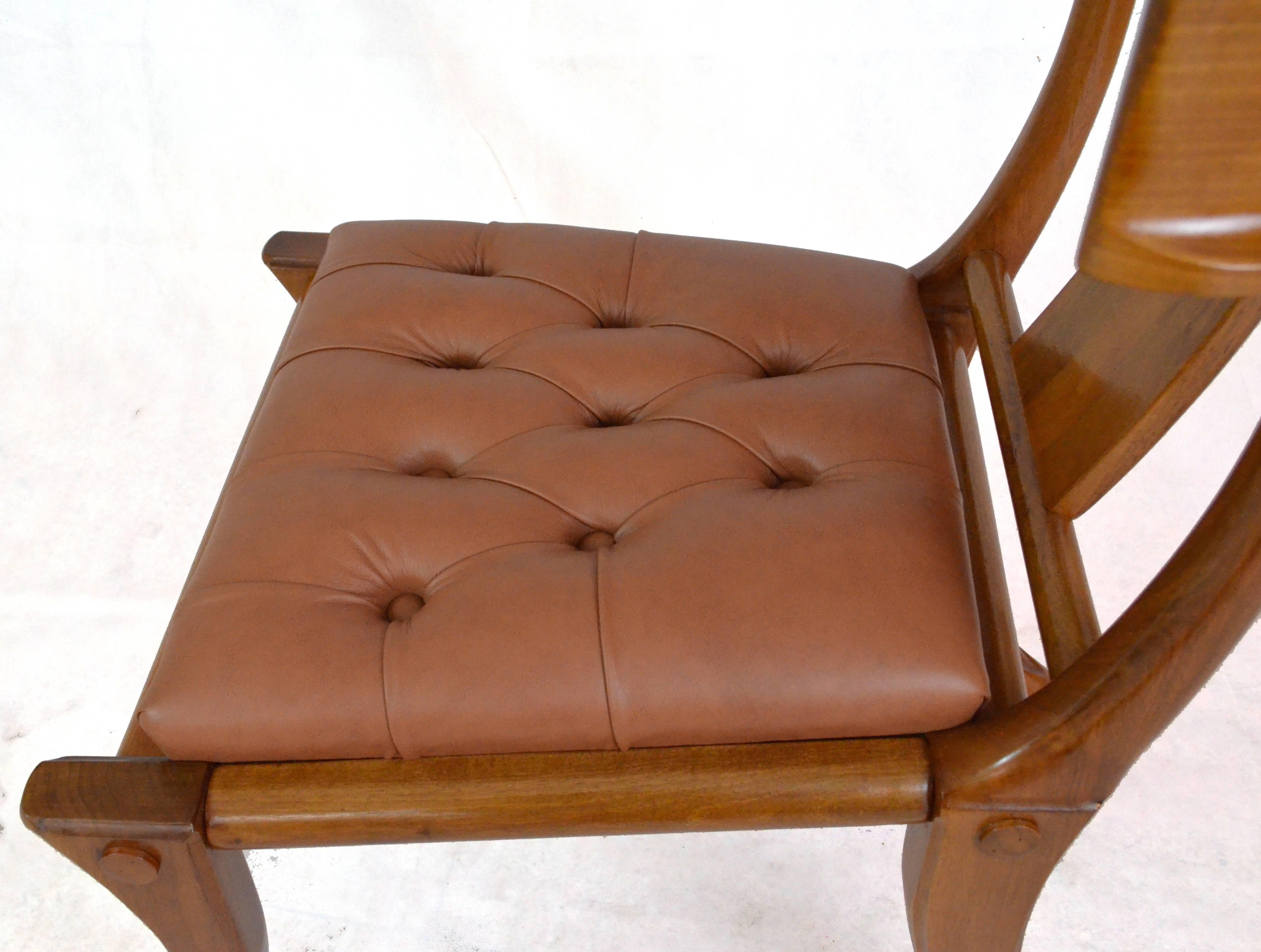 italien Klismos Chaises de salle à manger en bois de noyer avec sièges en cuir et pieds sabres, personnalisables en vente