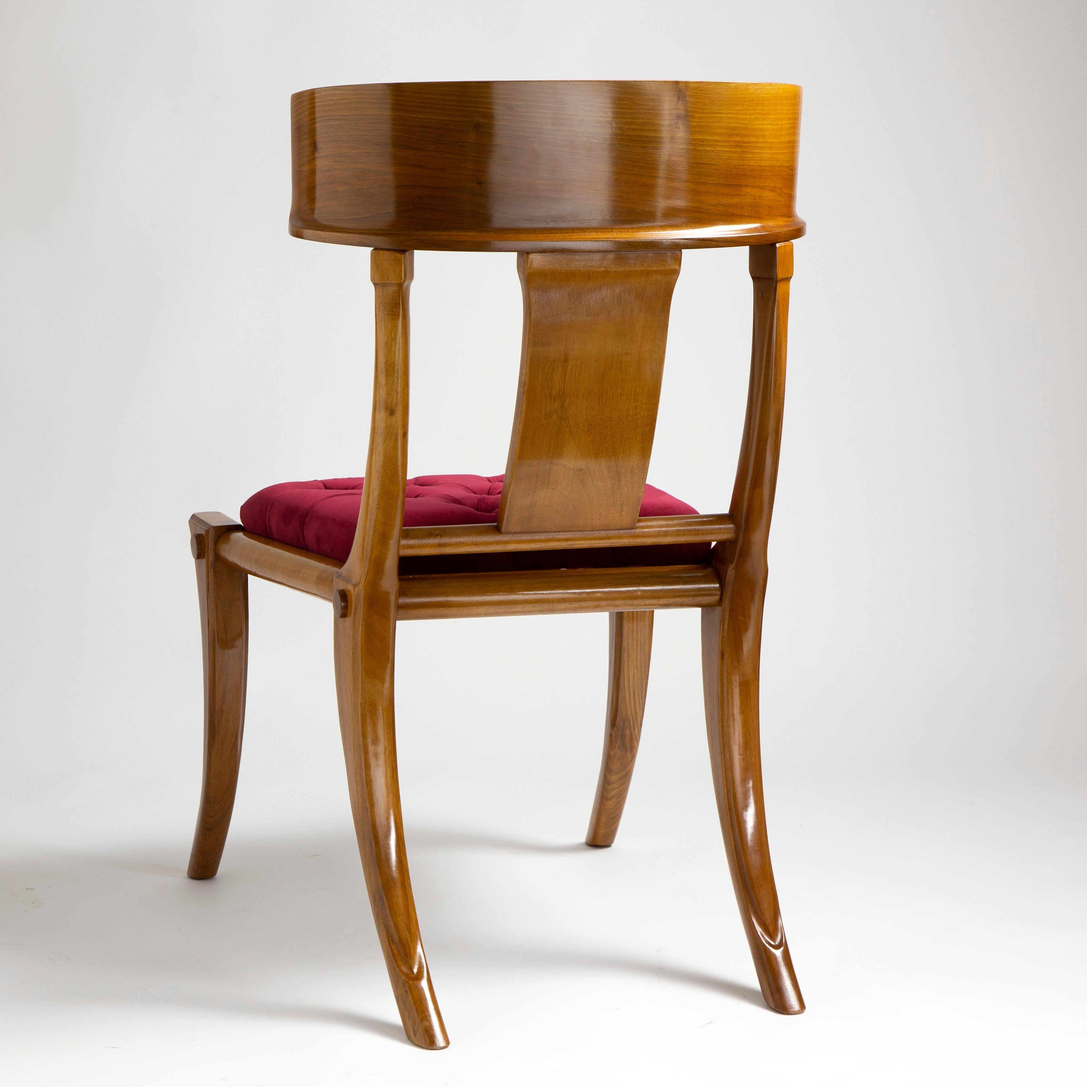 Klismos Esszimmerstühle mit Säbelbeinen aus Nussbaumholz und Leder, anpassbar (21. Jahrhundert und zeitgenössisch) im Angebot