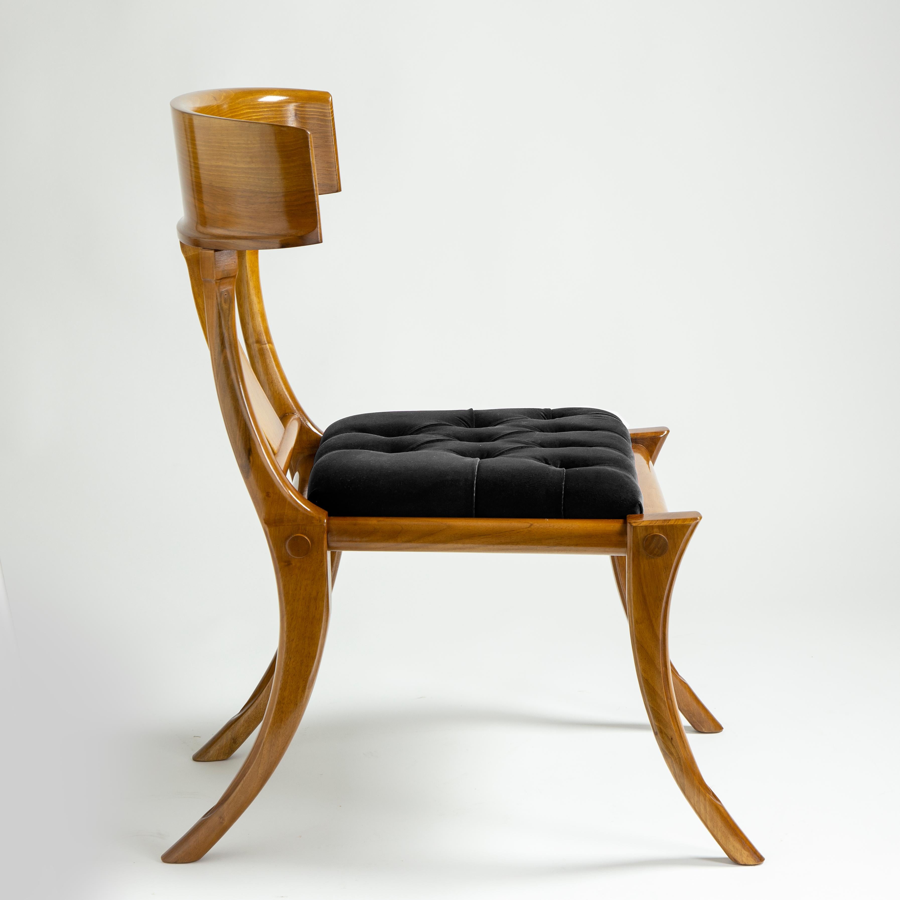 Cuir Klismos Chaises de salle à manger en bois de noyer avec sièges en cuir et pieds sabres, personnalisables en vente