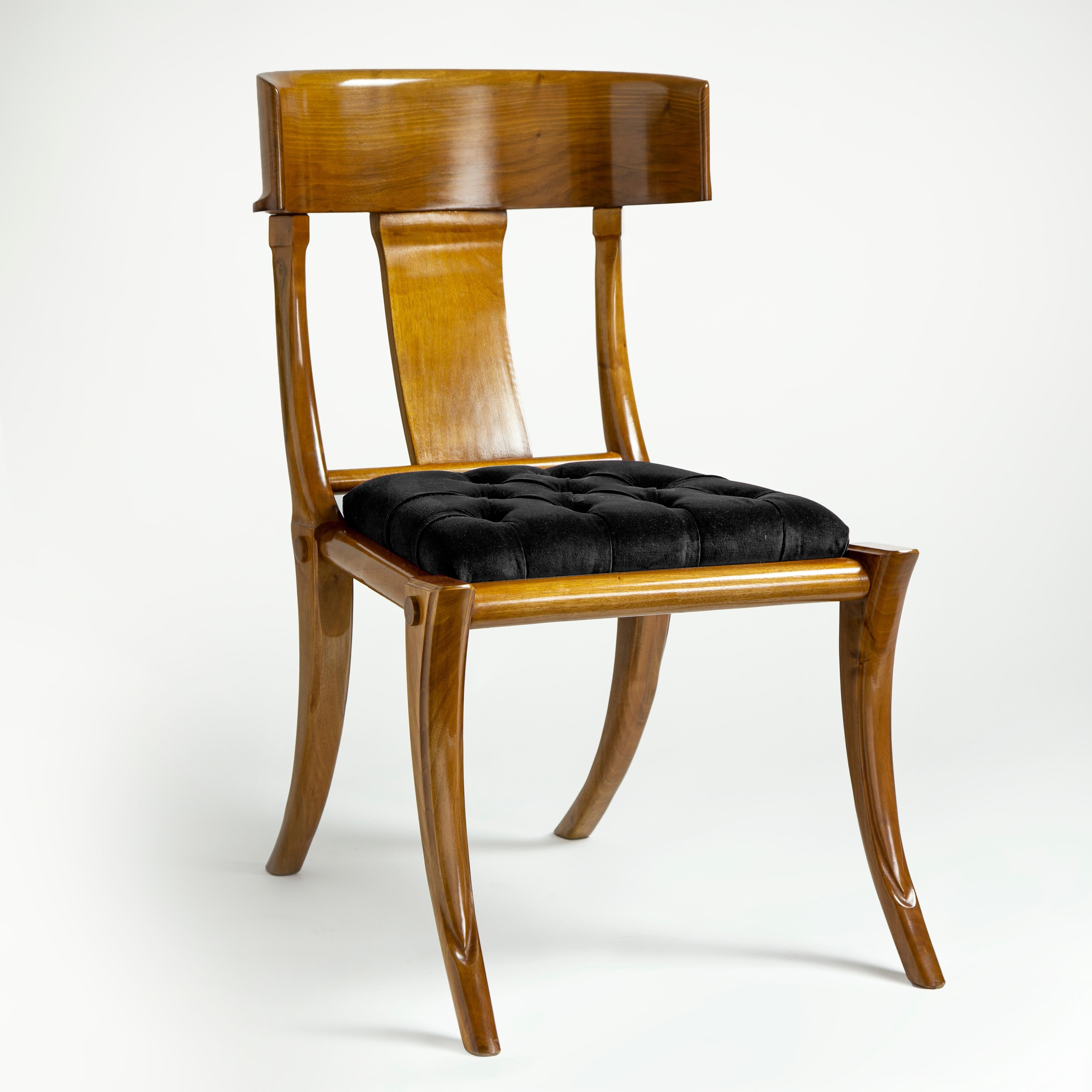 Klismos Chaises de salle à manger en bois de noyer avec sièges en cuir et pieds sabres, personnalisables en vente 1